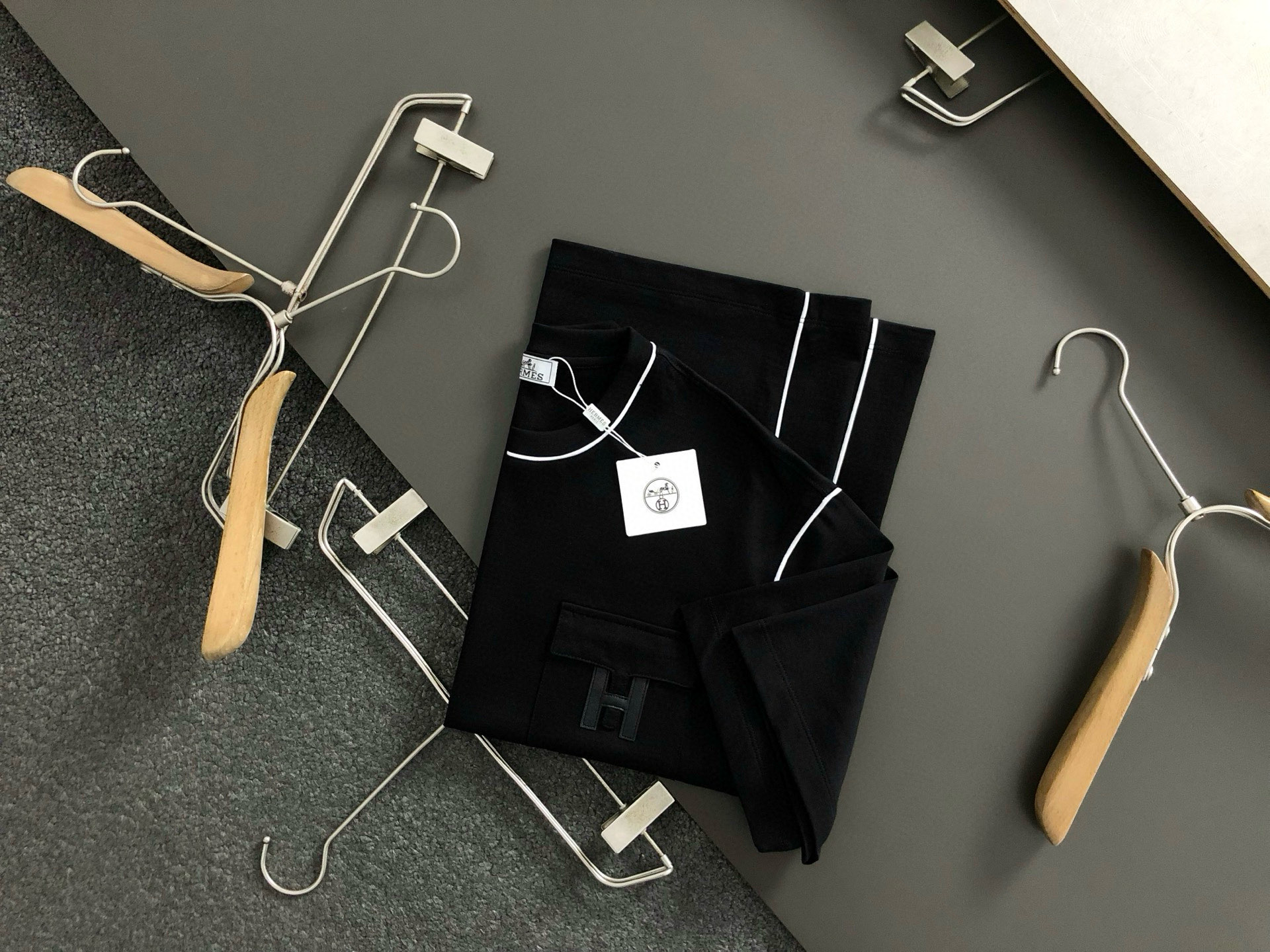 NO:134160,HMS* fitting style M-XXXL 25 spring and summer top black and white line style pocket H veneer classic short sleeves, exquisite craftsmanship counter fabric, top-level elements fusion, classic short sleeves 3 specifications, trendy men's fashion, whether it is the comfort of the upper body or it is incomparable, it can be said to be a must-have for summer 170-135(M) 175-150(L) 178-160(XL) 180-170(XXL) 180-180(XXXL), T-shirt,alexander wang19860909HMS*合身版型M-XXXL 25春夏顶级黑白线条款口袋H贴皮经典短袖,精致工艺专柜面料,顶级元素融合打造,经典短袖3标齐全,潮男时尚,无论是上身舒适度还是都是无可比拟的存在,可以说是夏日必备 170-135(M) 175-150(L) 178-160(XL)180-170(XXL) 180-180(XXXL),,T-shirt,alexander wang,Men's clothing