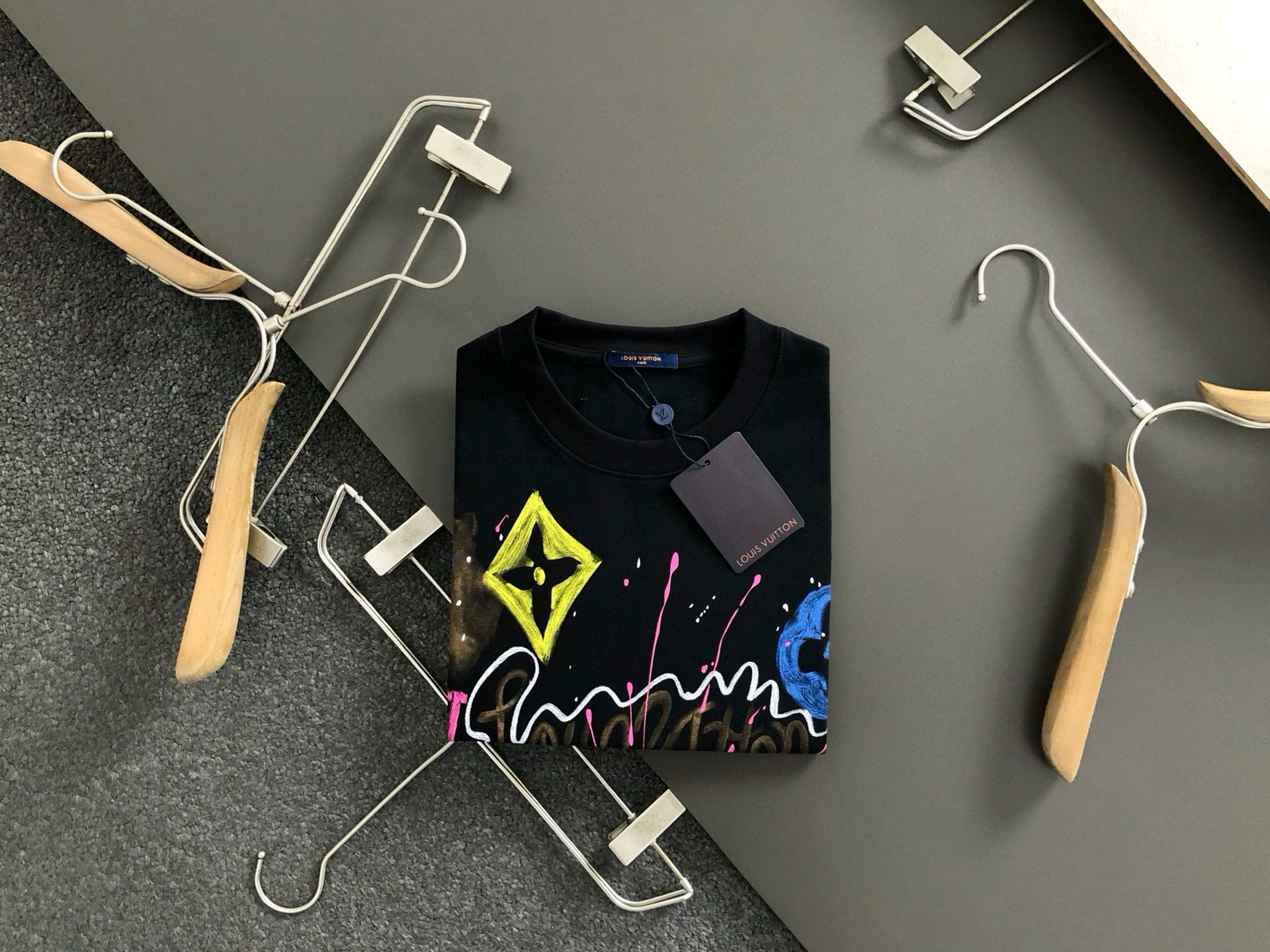 NO:134163,L brand * micro-wide version S-Xl 25 early spring latest classic hand-painted logo heavy short sleeves, high-end quality counter original single round collar assistance, top-level production process imported fabric, unique design of the counter model, using imported high-end customized imported silk thread feels first-class!  Official website for sale!  S-Xl, T-shirt, alexander wang19860909L牌*微宽版型S-Xl 25早春最新经典手绘logo重磅短袖,高端品质专柜原单圆领援助,顶级制作工艺进口面料,专柜款独特设计,采用进口高端订制进口丝线手感一流！官网在售！码数S-Xl,,T-shirt,alexander wang,Men's clothing