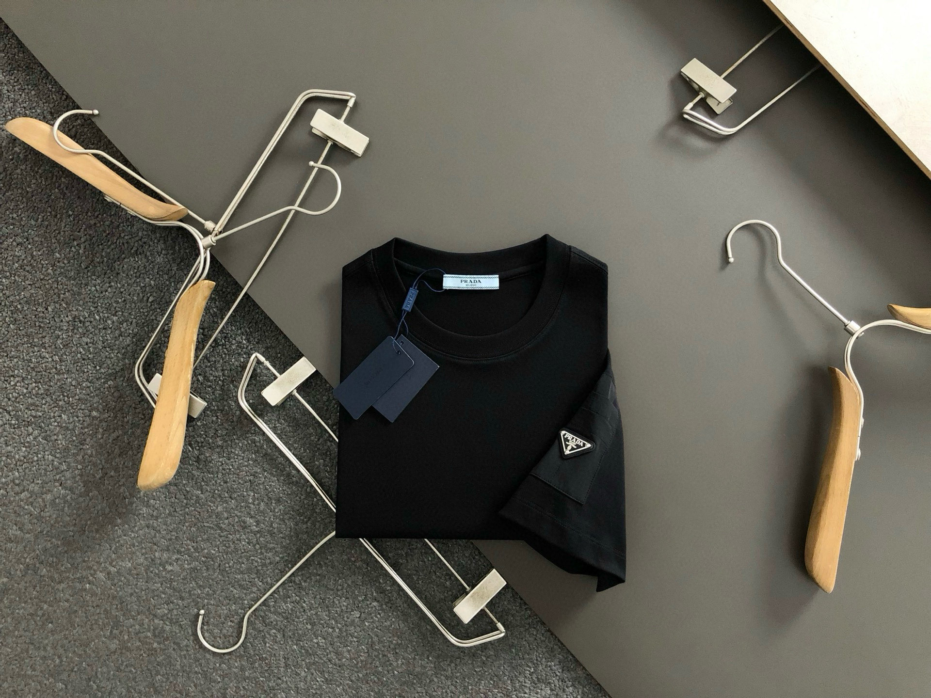 NO:136338,PRAD* fitting style M-XXXL 25 spring and summer top black zipper decorative pocket fusion arm metal triangle label pocket style heavy classic short sleeves, exquisite craftsmanship counter fabric, top-level elements fusion creation, classic short sleeve 3 standards complete, trendy men's fashion, whether it is the comfort of the upper body or the incomparable existence, it can be said to be a must-have for summer 170-135(M) 175-150(L) 178-160(XL) 180-170(XXL) 180-180(XXXL),,prada,T-shirt,alexander wang19860909PRAD*合身版型M-XXXL 25春夏顶级黑色拉链装饰口袋融合手臂金属三角标口袋款重磅经典短袖,精致工艺专柜面料,顶级元素融合打造,经典短袖3标齐全,潮男时尚,无论是上身舒适度还是都是无可比拟的存在,可以说是夏日必备 170-135(M) 175-150(L) 178-160(XL)180-170(XXL) 180-180(XXXL),,prada,T-shirt,alexander wang,Men's clothing