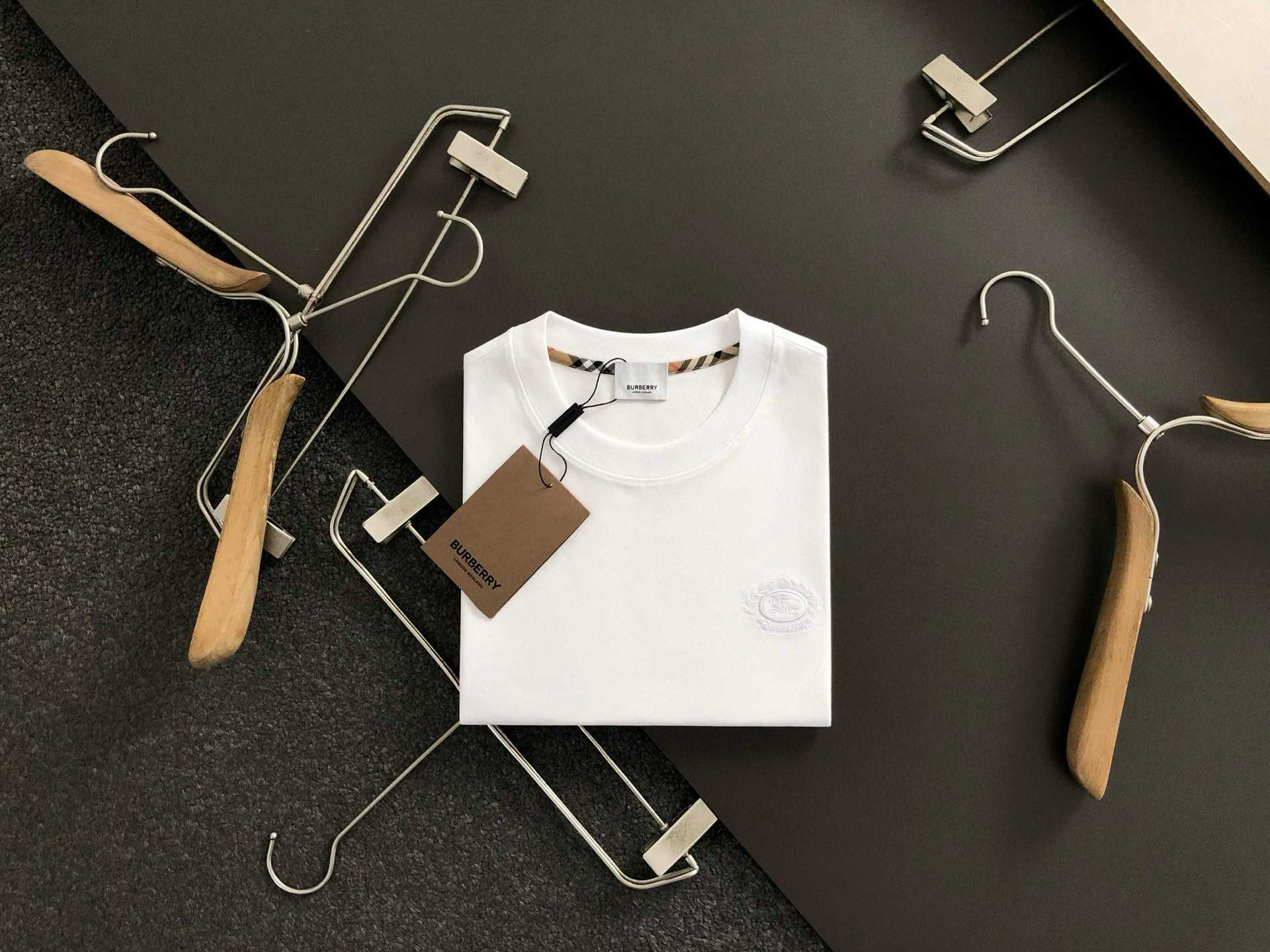 NO:136341,BBR* fit style M-XXXL 25 spring and summer top irregular splicing plaid classic exclusive logo leather card knight logo heavy classic short sleeves, exquisite craftsmanship counter fabric, top-level elements fusion, classic short sleeves 3 logos, trendy men's fashion, whether it is the comfort of the upper body or the incomparable existence, it can be said to be a must-have for summer 170-135(M) 175-150(L) 178-160(XL) 180-170(XXL) 180-180(XXXL), T-shirt, alexander wang19860909BBR*合身版型M-XXXL 25春夏顶级不规则拼接格纹经典专属logo皮牌骑士logo重磅经典短袖,精致工艺专柜面料,顶级元素融合打造,经典短袖3标齐全,潮男时尚,无论是上身舒适度还是都是无可比拟的存在,可以说是夏日必备 170-135(M) 175-150(L) 178-160(XL)180-170(XXL) 180-180(XXXL),,T-shirt,alexander wang,Men's clothing