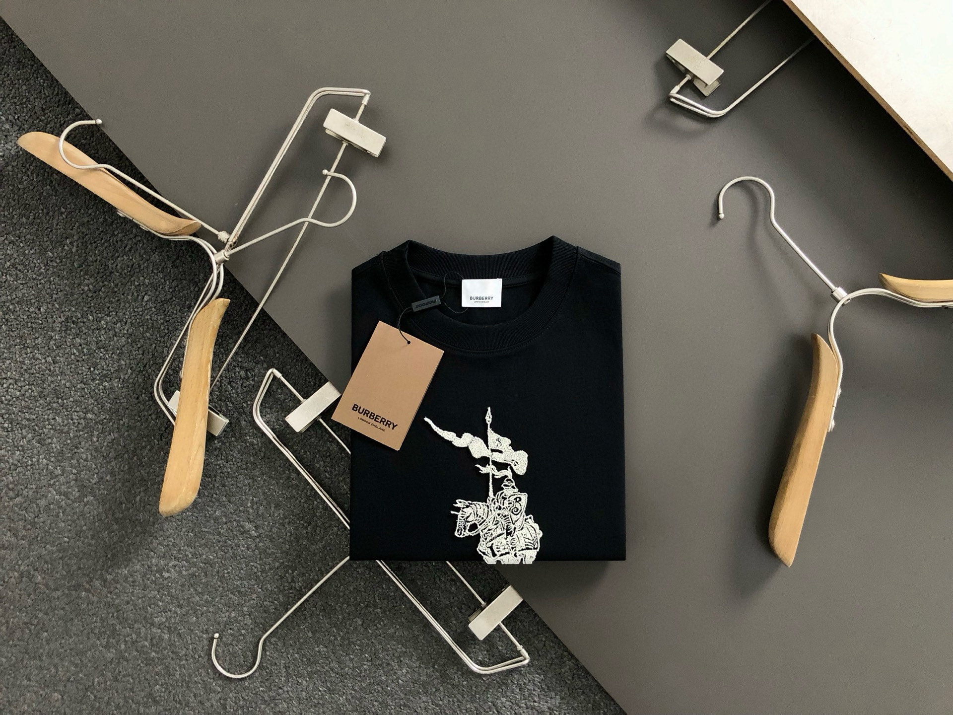 NO:136364,Bbr*fitting style M-XXXL 25 spring and summer top black knight toothbrush embroidered heavy classic short sleeves, exquisite craftsmanship counter fabric, top-level elements fusion, classic short sleeves 3 specifications, trendy men's fashion, whether it is the comfort of the upper body or the incomparable existence, it can be said to be a must-have for summer 170-135(M) 175-150(L) 178-160(XL) 180-170(XXL) 180-180(XXXL), T-shirt,alexander wang19860909Bbr*合身版型M-XXXL 25春夏顶级黑色骑士牙刷绣重磅经典短袖,精致工艺专柜面料,顶级元素融合打造,经典短袖3标齐全,潮男时尚,无论是上身舒适度还是都是无可比拟的存在,可以说是夏日必备 170-135(M) 175-150(L) 178-160(XL)180-170(XXL) 180-180(XXXL),,T-shirt,alexander wang,Men's clothing