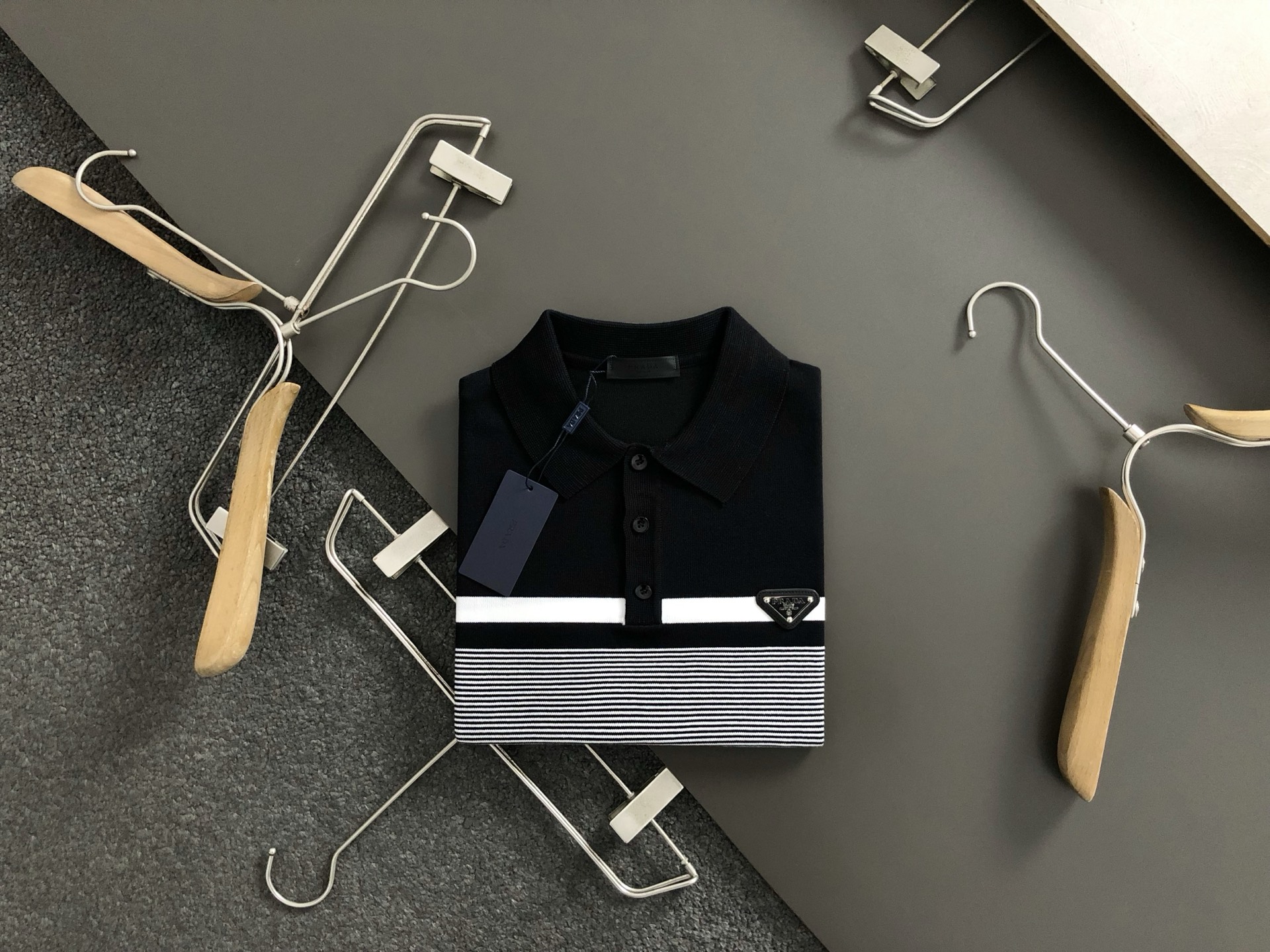 NO:136344,prad* slim fit style M-xxxl 2025 autumn style top imported private goods, high-end striped splicing color patchwork metal triangle logo fusion versatile lapel short-sleeved sweater, solid color versatile fusion jacquard knitted short-sleeved counter style fashionable and luxurious. The quality is unquestionable. The upper body effect is excellent, the same style on the luxury official website. Style counter size M-xxxl,,prada,T-shirt,alexander wang19860909prad*修身版型M-xxxl 2025秋款顶级进口私货,高端条纹拼接拼色金属三角标logo融合百搭翻领短袖针织衫,纯色百搭融合提花针织短袖专柜款时尚不失奢华 品质毋庸置疑 上身效果超赞,奢华官网同款 款式专柜尺码M-xxxl,,prada,T-shirt,alexander wang,Men's clothing