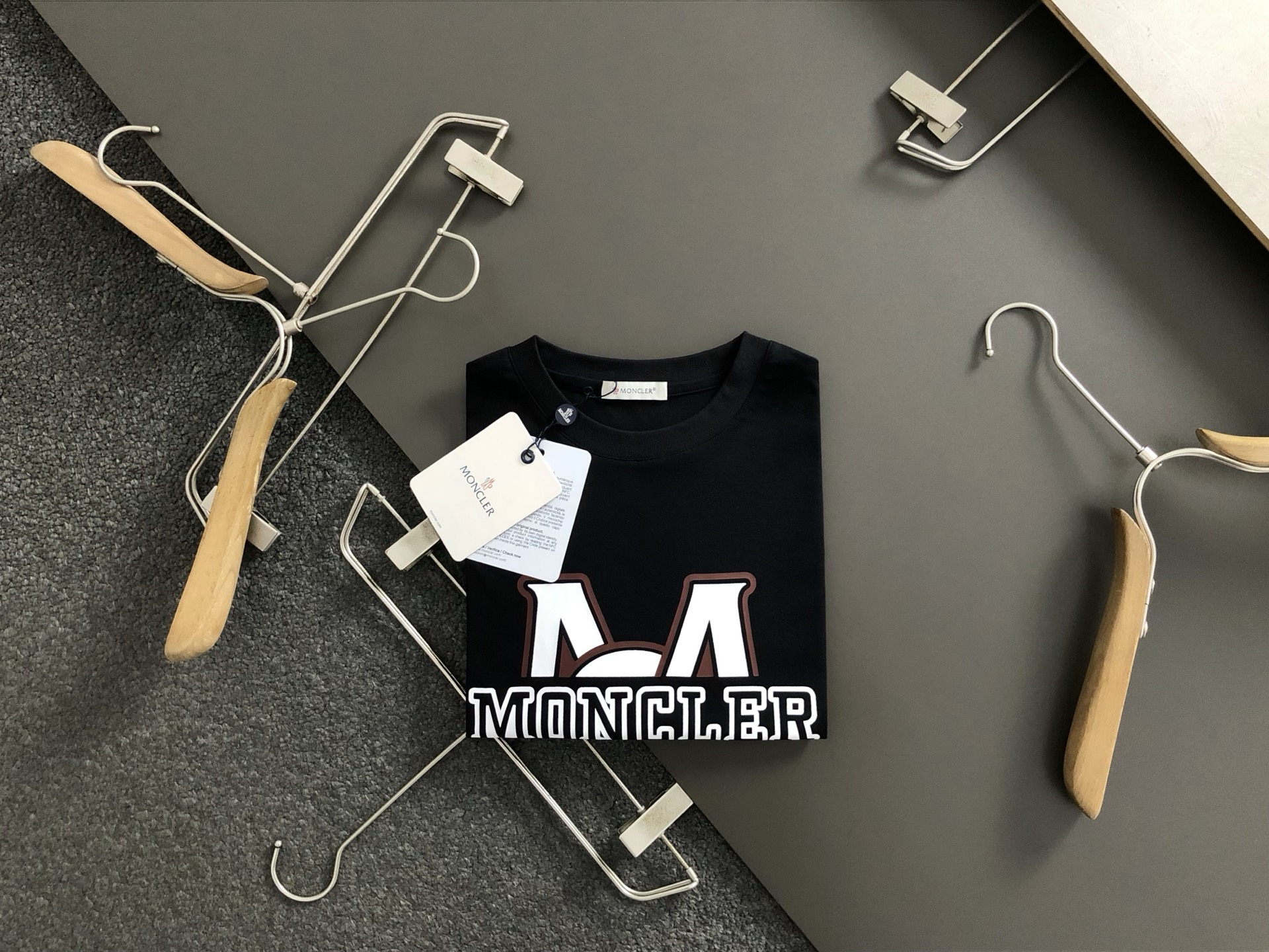 NO:136353,Mon* micro-wide version M-XXXL 25 spring and summer top three-dimensional offset short sleeves, exquisite craftsmanship counter fabric, top-level elements fusion, classic short sleeves 3 standards complete, trendy men's fashion, whether it is the comfort of the upper body or the incomparable existence, it can be said to be a must-have for summer 170-135(M) 175-150(L) 178-160(XL) 180-170(XXL) 180-180(XXXL),,T-shirt,alexander wang19860909Mon*微宽版型M-XXXL 25春夏顶级立体胶印短袖,精致工艺专柜面料,顶级元素融合打造,经典短袖3标齐全,潮男时尚,无论是上身舒适度还是都是无可比拟的存在,可以说是夏日必备 170-135(M) 175-150(L) 178-160(XL)180-170(XXL) 180-180(XXXL),,T-shirt,alexander wang,Men's clothing