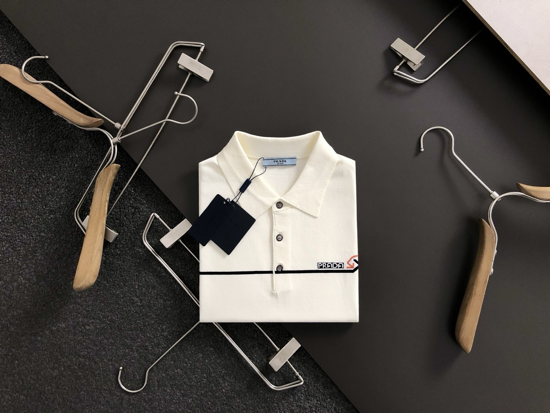 NO:136347,prad* slim fit style M-xxxl 2025 spring and summer top imported private goods, high-end letter jacquard line style Yilite short sleeves, solid color versatile fusion jacquard knitted short sleeves counter style fashionable and luxurious. The quality is unquestionable. The upper body effect is excellent, the same style on the luxury official website. Style counter size M-xxxl,,prada,T-shirt,alexander wang19860909prad*修身版型M-xxxl 2025春夏顶级进口私货,高端字母提花线条款伊力特短袖,纯色百搭融合提花针织短袖专柜款时尚不失奢华 品质毋庸置疑 上身效果超赞,奢华官网同款 款式专柜尺码M-xxxl,,prada,T-shirt,alexander wang,Men's clothing