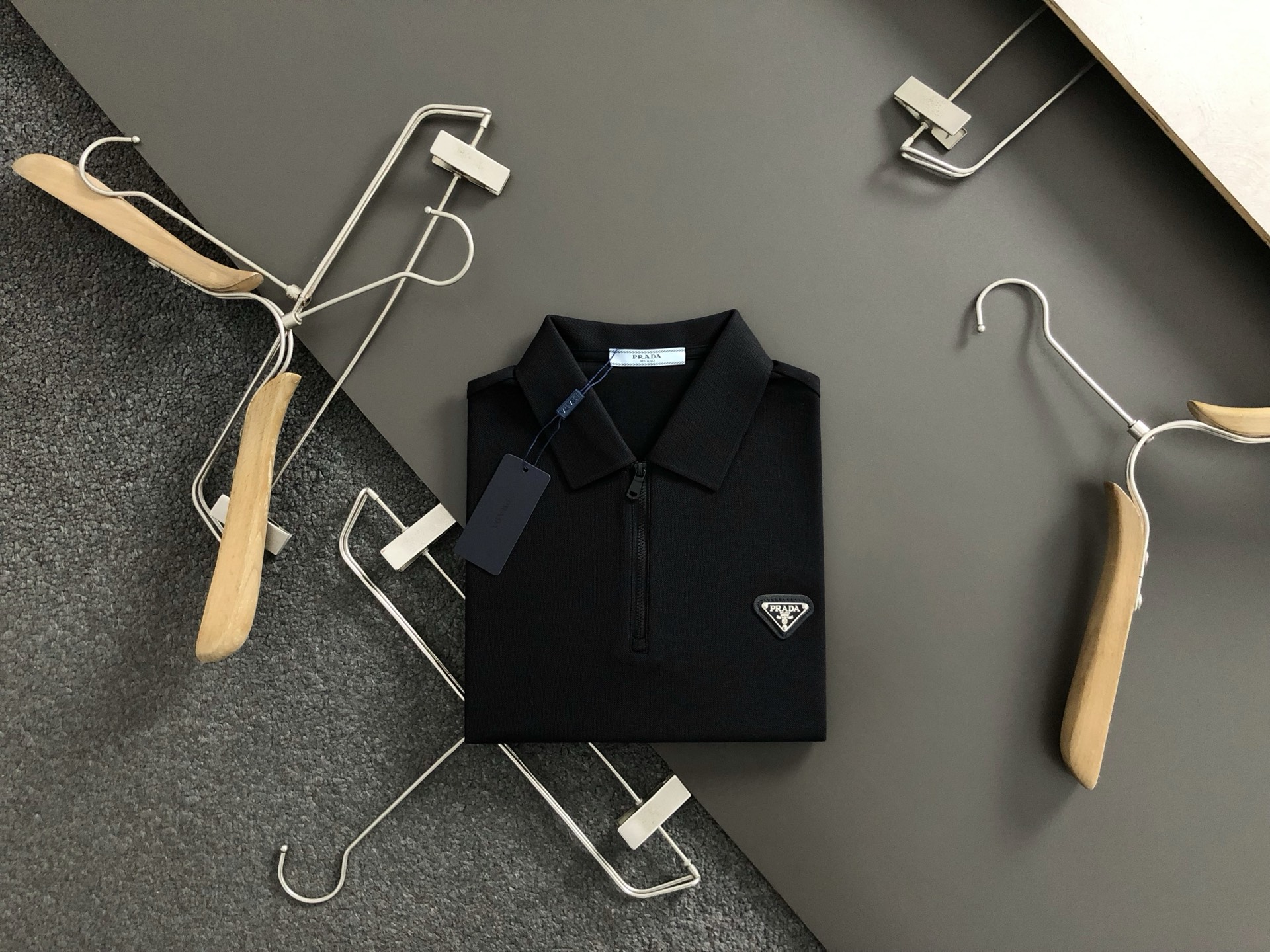 NO:136361,Prad*fitting fit M-XXXL 2025 spring and summer classic metal triangle zipper polo* exquisite craftsmanship counter fabric, top-level elements fusion, classic short-sleeved 3-mark complete, trendy men's fashion, both in the comfort of the upper body and incomparable 170-130(M) 175-145(L) 178-155(XL) 180-165(XXL) 180-180(XXXL) your,,prada,T-shirt,alexander wang19860909Prad*合身版型M-XXXL 2025春夏经典金属三角标拉链polo*精致工艺专柜面料,顶级元素融合打造,经典短袖3标齐全,潮男时尚,无论是上身舒适度还是都是无可比拟的存在 170-130(M) 175-145(L) 178-155(XL)180-165(XXL) 180-180(XXXL) your,,prada,T-shirt,alexander wang,Men's clothing