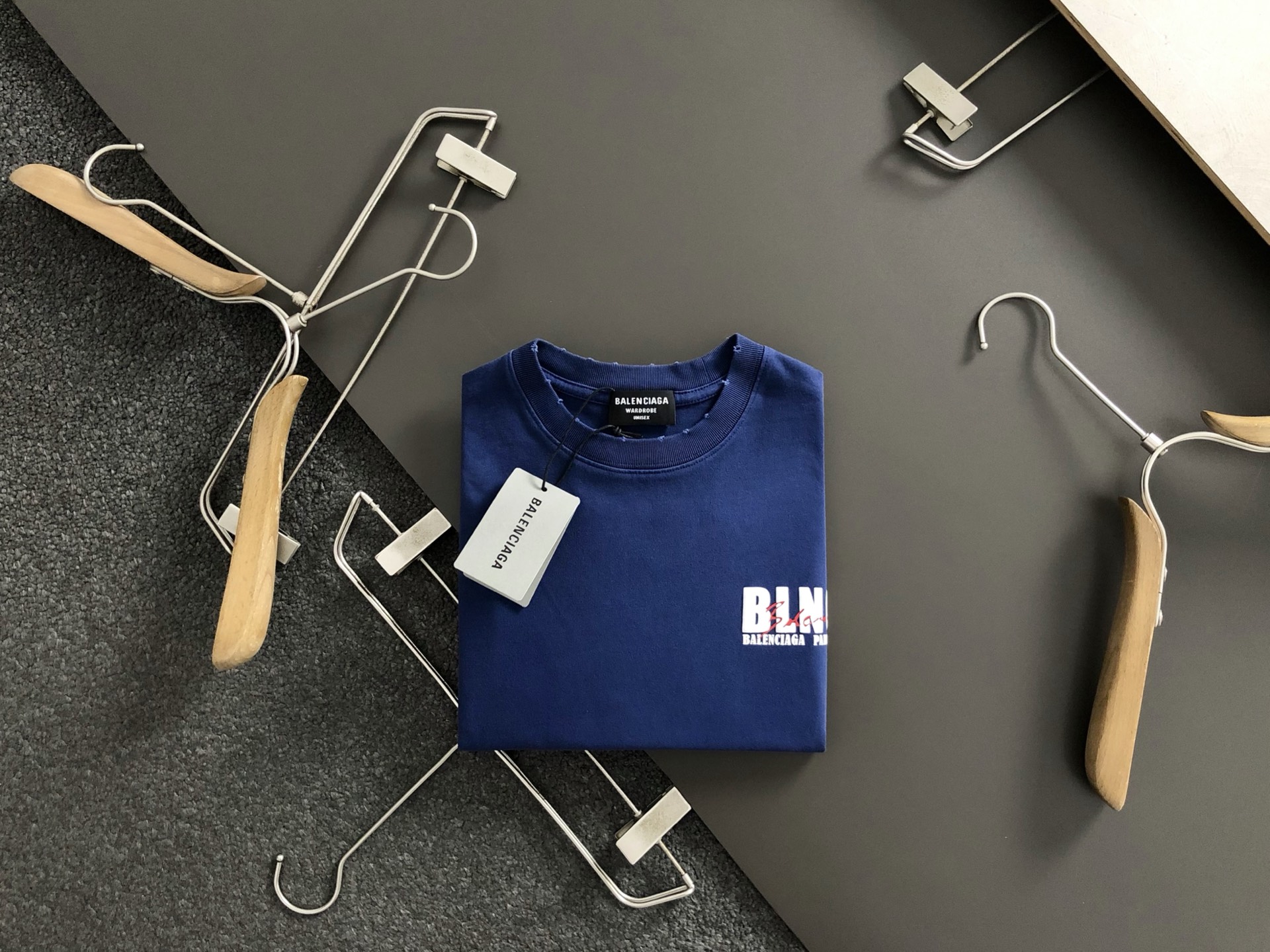 NO:136350,BA* loose version S-Xl 25 early spring latest red trend counter version micro-wide high gram heavy short sleeves, high-end quality counter original single round neck short sleeves, top-level production process imported fabric, unique design of the counter model, using imported high-end custom imported silk thread with first-class feel!  Official website for sale!  S-Xl, T-shirt, alexander wang19860909BA*宽松版型S-Xl 25早春最新红色潮流专柜版本微宽高克重重磅短袖,高端品质专柜原单圆领短袖,顶级制作工艺进口面料,专柜款独特设计,采用进口高端订制进口丝线手感一流！官网在售！码数S-Xl,,T-shirt,alexander wang,Men's clothing