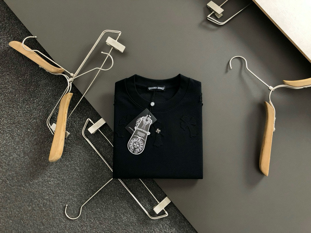 NO:136356,Ch* fit style S-Xl 25 early spring latest cross patch Sanskrit embroidered metal logo creates heavy short sleeves, high-end quality counter original single round collar assistance, top-level production process imported fabrics, unique design of the counter model, using imported high-end custom imported silk thread with first-class feel!  Official website for sale!  S-Xl, T-shirt, alexander wang19860909Ch*合身版型版型S-Xl 25早春最新十字贴布梵文刺绣金属logo打造重磅短袖,高端品质专柜原单圆领援助,顶级制作工艺进口面料,专柜款独特设计,采用进口高端订制进口丝线手感一流！官网在售！码数S-Xl,,T-shirt,alexander wang,Men's clothing