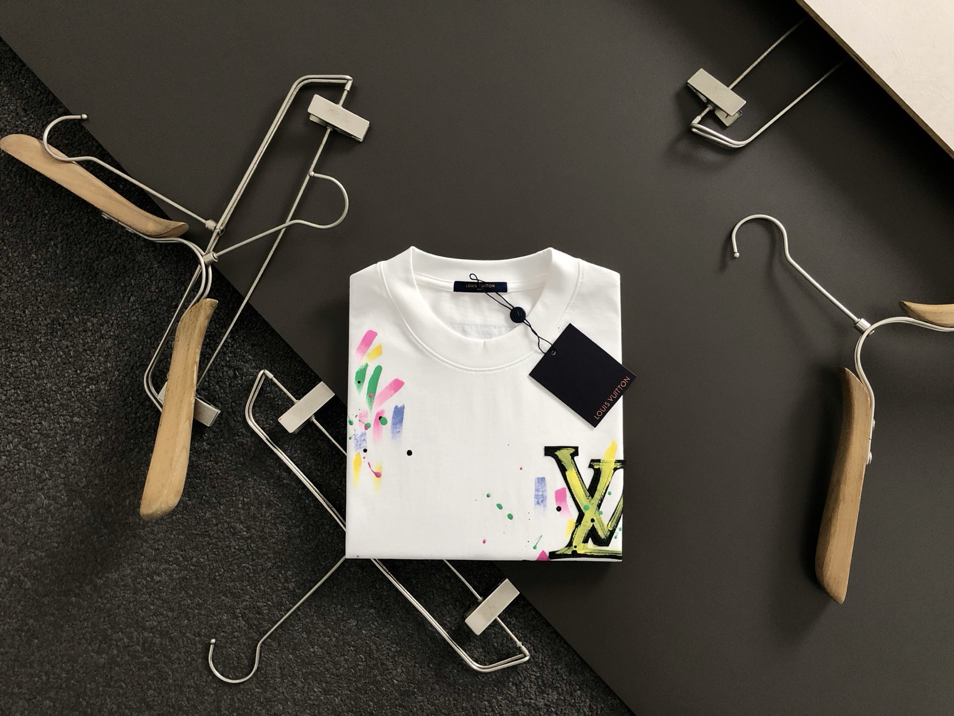 NO:137267,L brand * micro-wide version S-Xl 25 early spring latest classic color patch embroidery hand-painted craft heavy short sleeves, high-end quality counter original single round collar assistance, top-level production process imported fabric, unique design of the counter model, using imported high-end custom imported silk thread with first-class feel!  Official website for sale!  S-Xl, T-shirt, alexander wang19860909L牌*微宽版型S-Xl 25早春最新经典彩色贴布绣手绘工艺重磅短袖,高端品质专柜原单圆领援助,顶级制作工艺进口面料,专柜款独特设计,采用进口高端订制进口丝线手感一流！官网在售！码数S-Xl,,T-shirt,alexander wang,Men's clothing