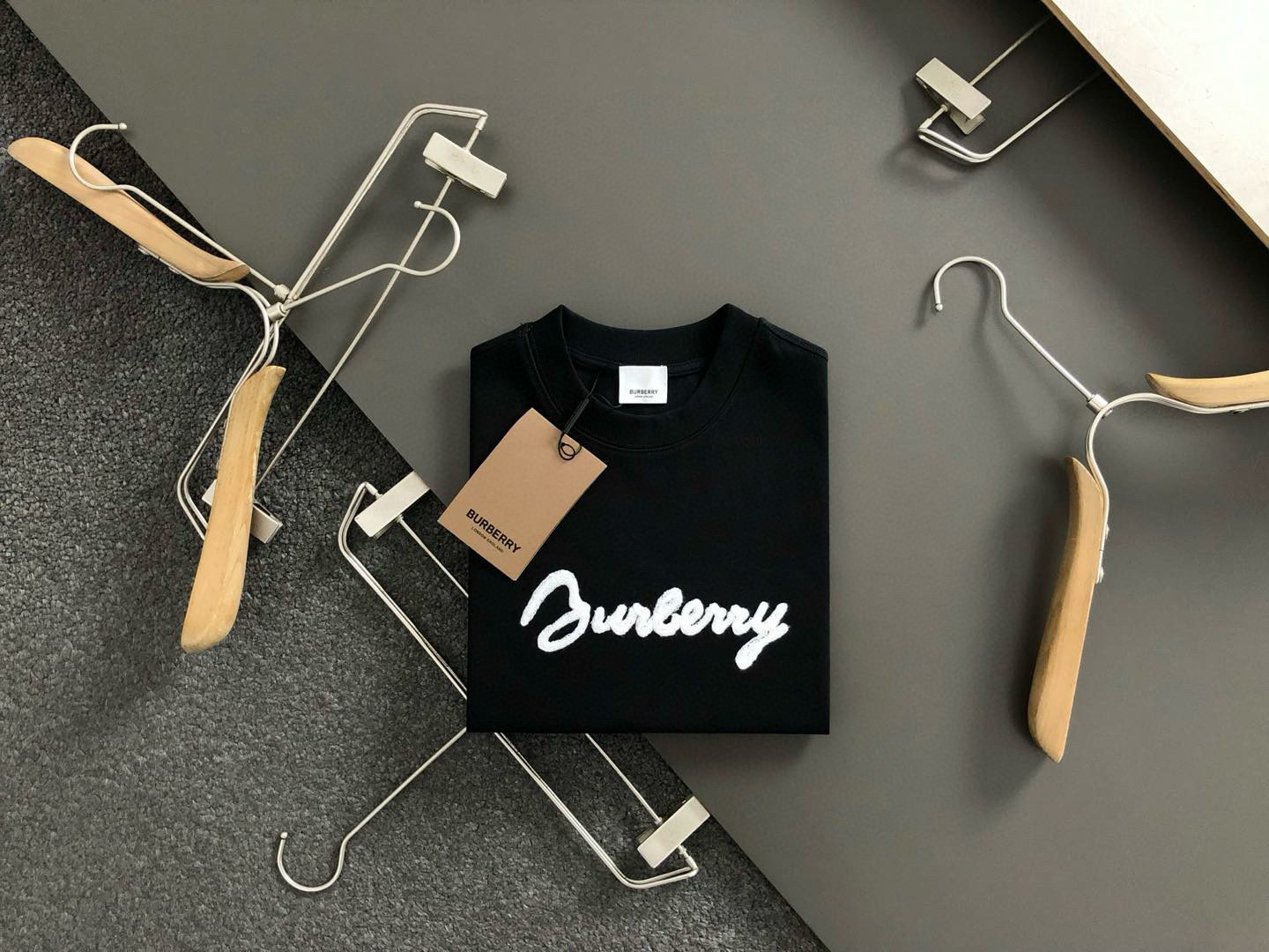 NO:137269,Tb**Fitted M-XXXL 25 spring and summer top black letter thread embroidered back Knight's flower-tree treatment classic short sleeves, exquisite craftsmanship counter fabric, top-level elements fusion, classic short sleeve 3 specifications, trendy men's fashion, whether it is the comfort of the upper body or the incomparable existence, it can be said to be a must-have for summer 170-135(M) 175-150(L) 178-160(XL) 180-170(XXL) 180-180(XXXL),,T-shirt,alexander wang19860909Tb**合身版型M-XXXL 25春夏顶级黑色字母线绣后幅骑士烧花处理经典短袖,精致工艺专柜面料,顶级元素融合打造,经典短袖3标齐全,潮男时尚,无论是上身舒适度还是都是无可比拟的存在,可以说是夏日必备 170-135(M) 175-150(L) 178-160(XL)180-170(XXL) 180-180(XXXL),,T-shirt,alexander wang,Men's clothing