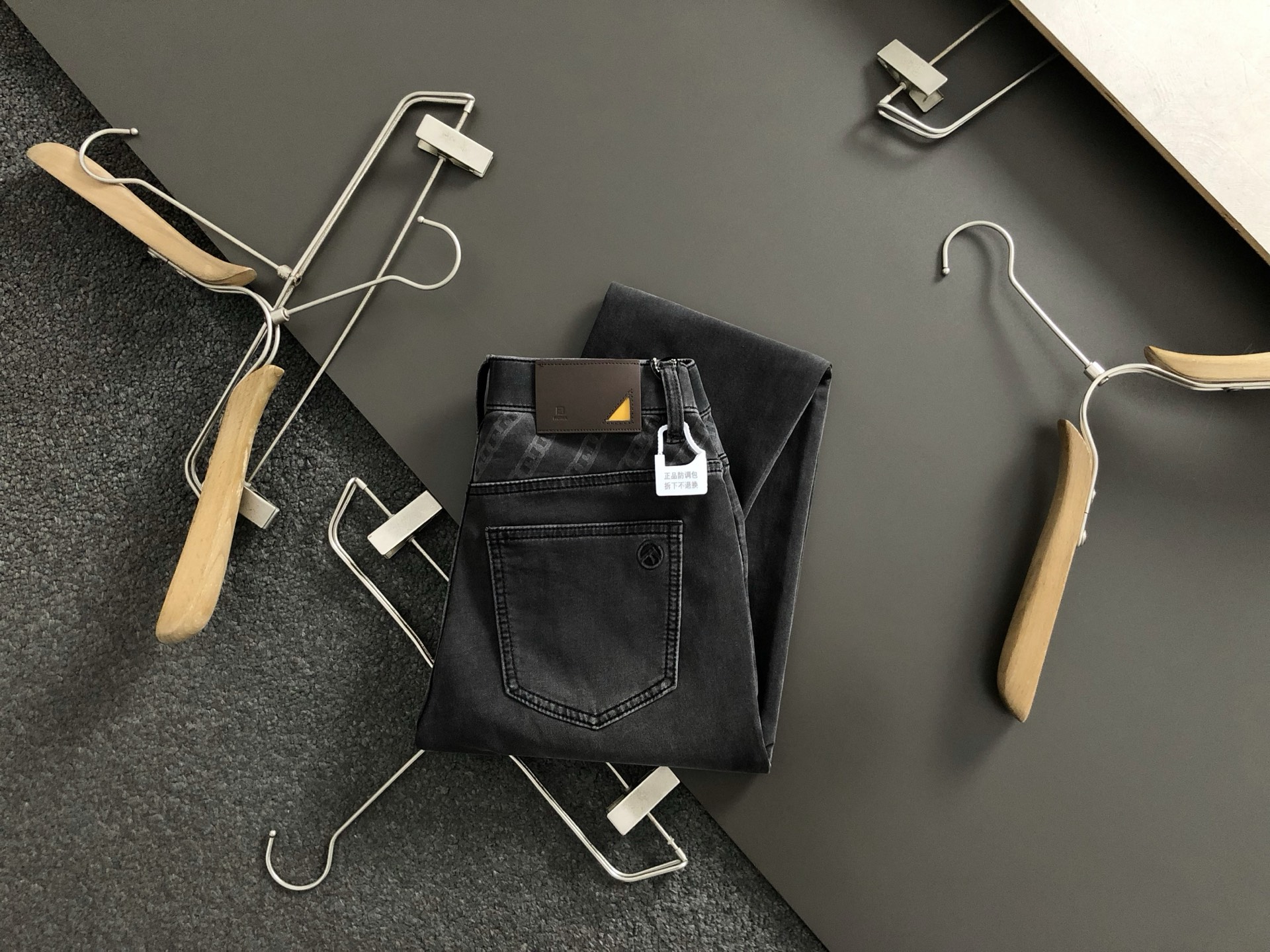 NO:137275,FEND* 2025 new dark gray metal accessories fusion washing process leather brand fusion imported straight trendy brand jeans, top-grade washing fabric creates leather brand fusion slim jeans, auxiliary materials original versatile letter logo decoration l top-grade jeans, micro-elastic imported washing fabric soft and elastic, latest popular embroidery pattern good style 29-36,,fendi,jeans,alexander wang19860909FEND* 2025新款深灰色金属附件融合水洗工艺皮牌融合进口直筒潮牌牛仔裤,顶级水洗面料打造皮牌融合修身牛仔裤,辅料原版百搭字母logo装饰l顶级牛仔裤 微弹进口洗水 面料柔软带弹力,最新流行款刺绣图案 版型好 29-36,,fendi,jeans,alexander wang,Men's clothing