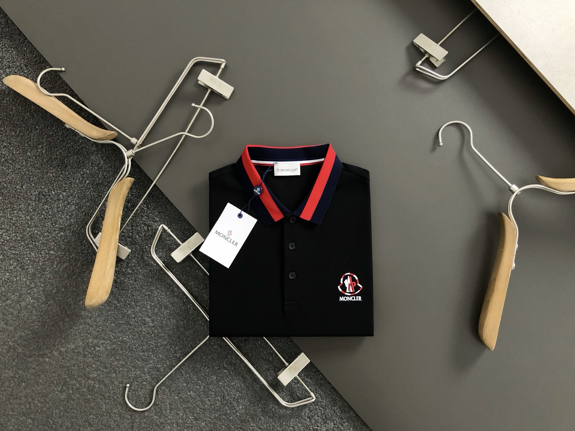 NO:137282,Mon* fitting style M-XXXL 2025 spring and summer classic neckline webbing fusion chest embroidery polo short sleeves, exquisite craftsmanship counter fabric, top-level elements fusion creation, classic short sleeve 3 specifications complete, trendy men's fashion, whether it is the comfort of the upper body or the incomparable existence 170-130(M) 175-(L) 178-(XL) 180-165(XXL) 180-180(XXXL) your,,T-shirt,alexander wang19860909Mon*合身版型M-XXXL 2025春夏经典领口织带融合胸口刺绣polo短袖,精致工艺专柜面料,顶级元素融合打造,经典短袖3标齐全,潮男时尚,无论是上身舒适度还是都是无可比拟的存在 170-130(M) 175-(L) 178-(XL)180-165(XXL) 180-180(XXXL) your,,T-shirt,alexander wang,Men's clothing