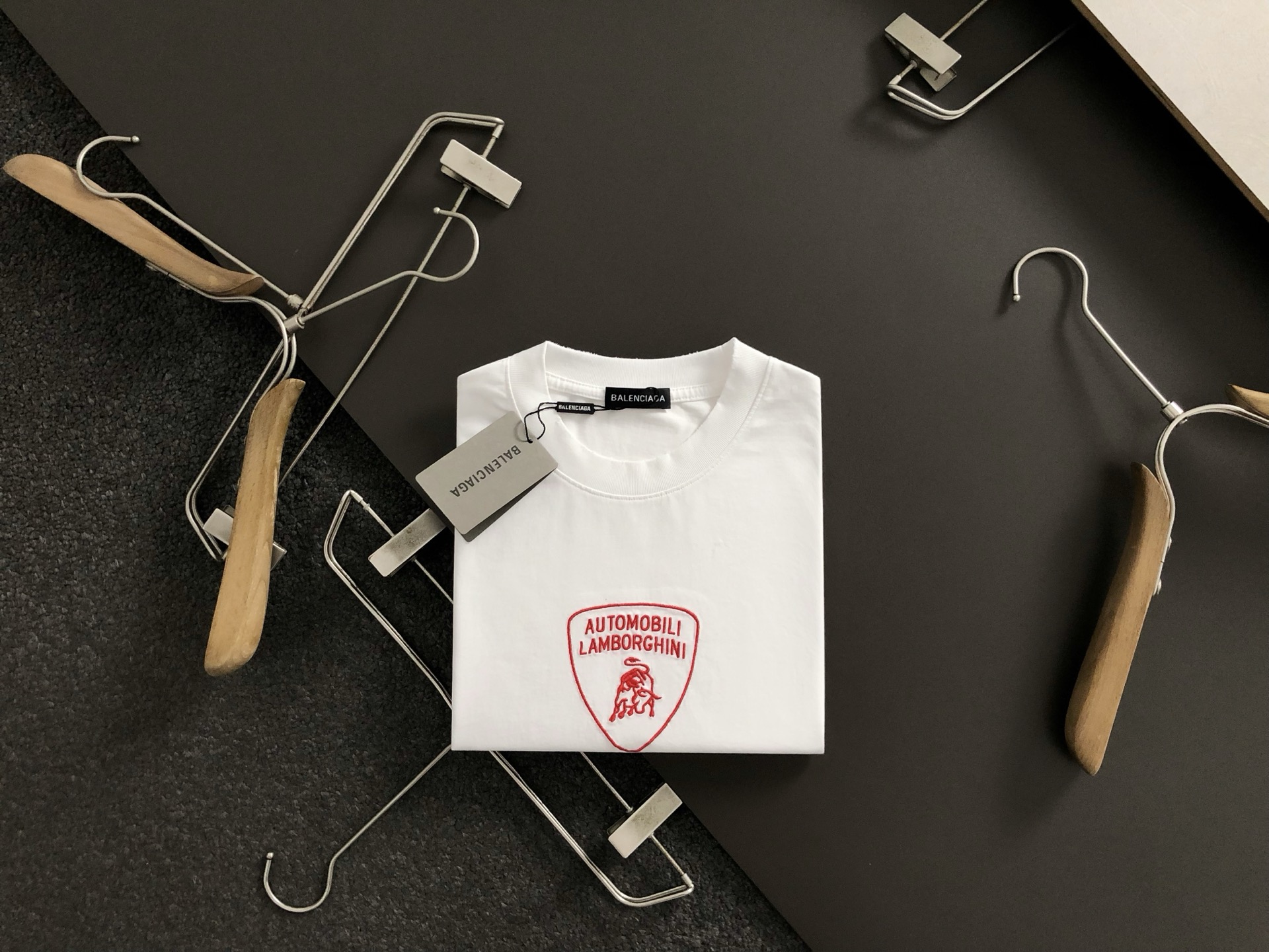 NO:137276,BA* fit style S-Xl 25 early spring latest heavy industry edge washing grinding embroidery logo heavy short sleeves, high-end quality counter original single round collar assistance, top-level production process imported fabric, unique design of the counter model, imported high-end custom imported silk thread feels first-class!  Official website for sale!  S-Xl, T-shirt, alexander wang19860909BA*合身版型S-Xl 25早春最新重工边缘水洗磨破刺绣logo重磅短袖,高端品质专柜原单圆领援助,顶级制作工艺进口面料,专柜款独特设计,采用进口高端订制进口丝线手感一流！官网在售！码数S-Xl,,T-shirt,alexander wang,Men's clothing