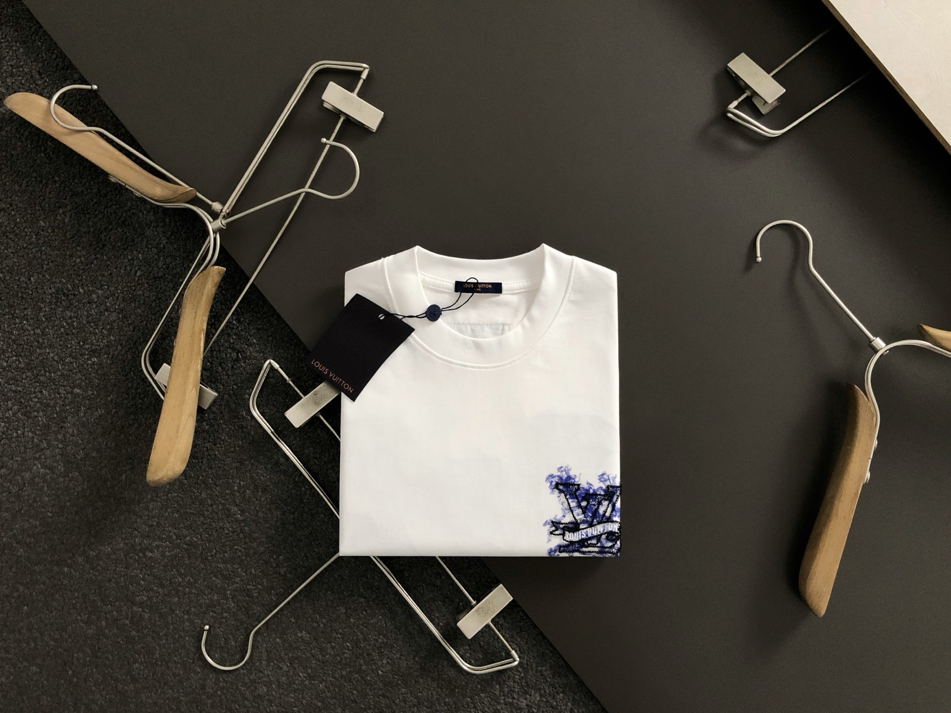 NO:137285,L brand * micro-wide version S-Xl 25 early spring latest classic heavy industry thread embroidery fusion direct injection process heavy short sleeves, high-end quality counter original single round collar assistance, top-level production process imported fabric, unique design of the counter model, imported high-end custom imported silk thread feels first-class!  Official website for sale!  S-Xl, T-shirt, alexander wang19860909L牌*微宽版型S-Xl 25早春最新经典重工线绣融合直喷工艺重磅短袖,高端品质专柜原单圆领援助,顶级制作工艺进口面料,专柜款独特设计,采用进口高端订制进口丝线手感一流！官网在售！码数S-Xl,,T-shirt,alexander wang,Men's clothing