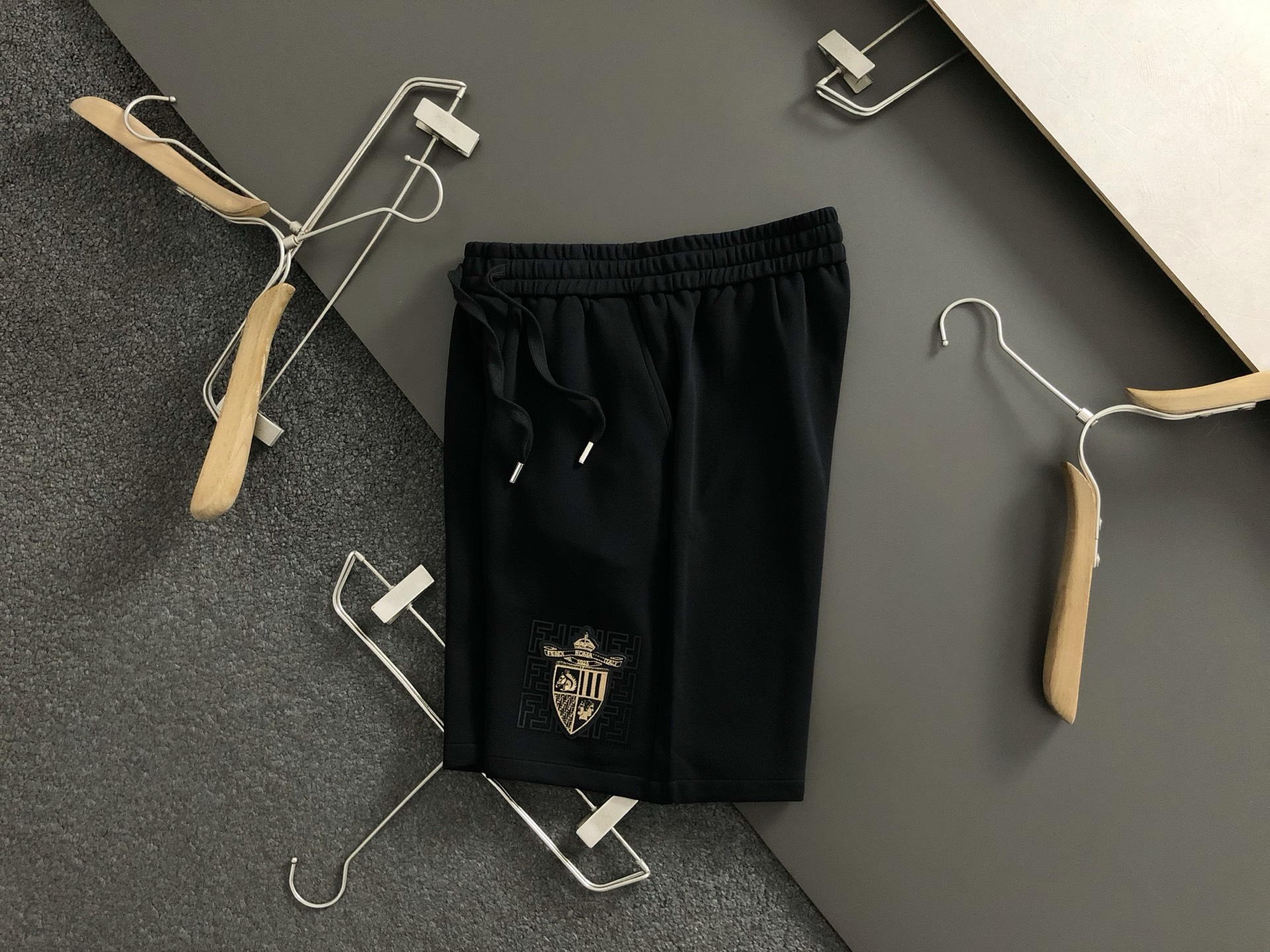 NO:137297,FEND* fit style M-xxxl The latest and most top double F printed fusion shield patch embroidered shorts, the top quality counter original single casual pants, the top-level production process imported fabric, the counter model is uniquely designed, and the imported high-end custom imported silk thread feels first-class!  Official website for sale!  code number m-xxl, fendi, shorts, alexander wang19860909FEND*合身版型M-xxxl 最新最顶级双F印花融合盾牌贴布绣短裤,最顶级的品质专柜原单休闲裤顶级制作工艺进口面料,专柜款独特设计,采用进口高端订制进口丝线手感一流！官网在售！码数m-xxl,,fendi,shorts,alexander wang,Men's clothing