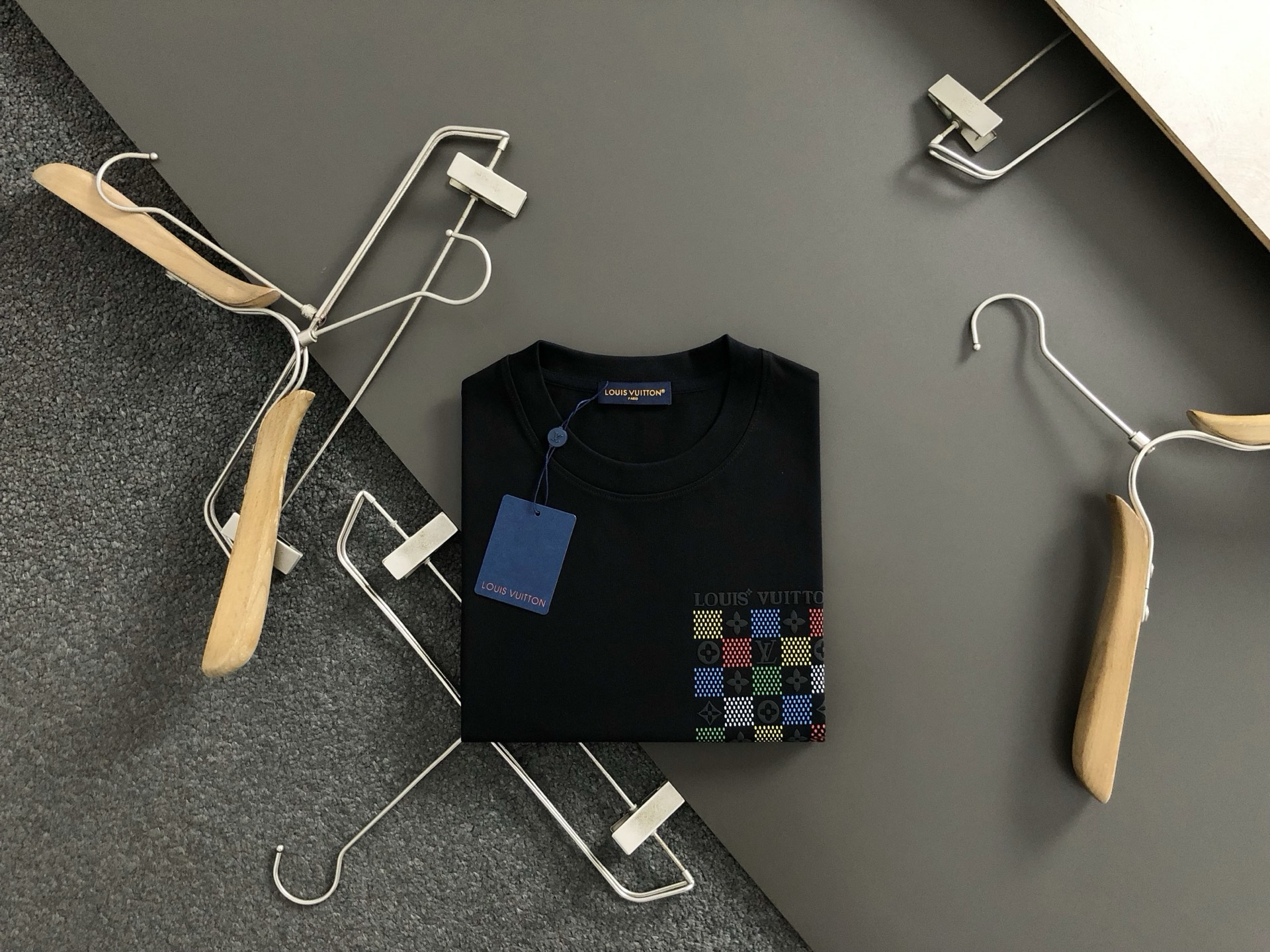 NO:137288,L brand* fit style XS-L The latest and most top chessboard plaids are the original single short sleeves, the top quality counter original list, the top production process imported fabric, the unique design of the counter model, using imported high-end custom imported silk thread with first-class feel!  Official website for sale 170-130(XS) 175-(S) 178-160(M.)180-175(L), T-shirt,alexander wang19860909L牌*合身版型XS-L 最新最顶级棋盘格老花原单短袖,最顶级的品质专柜原单,顶级制作工艺进口面料,专柜款独特设计,采用进口高端订制进口丝线手感一流！官网在售 170-130(XS) 175-(S) 178-160(M.)180-175(L),,T-shirt,alexander wang,Men's clothing