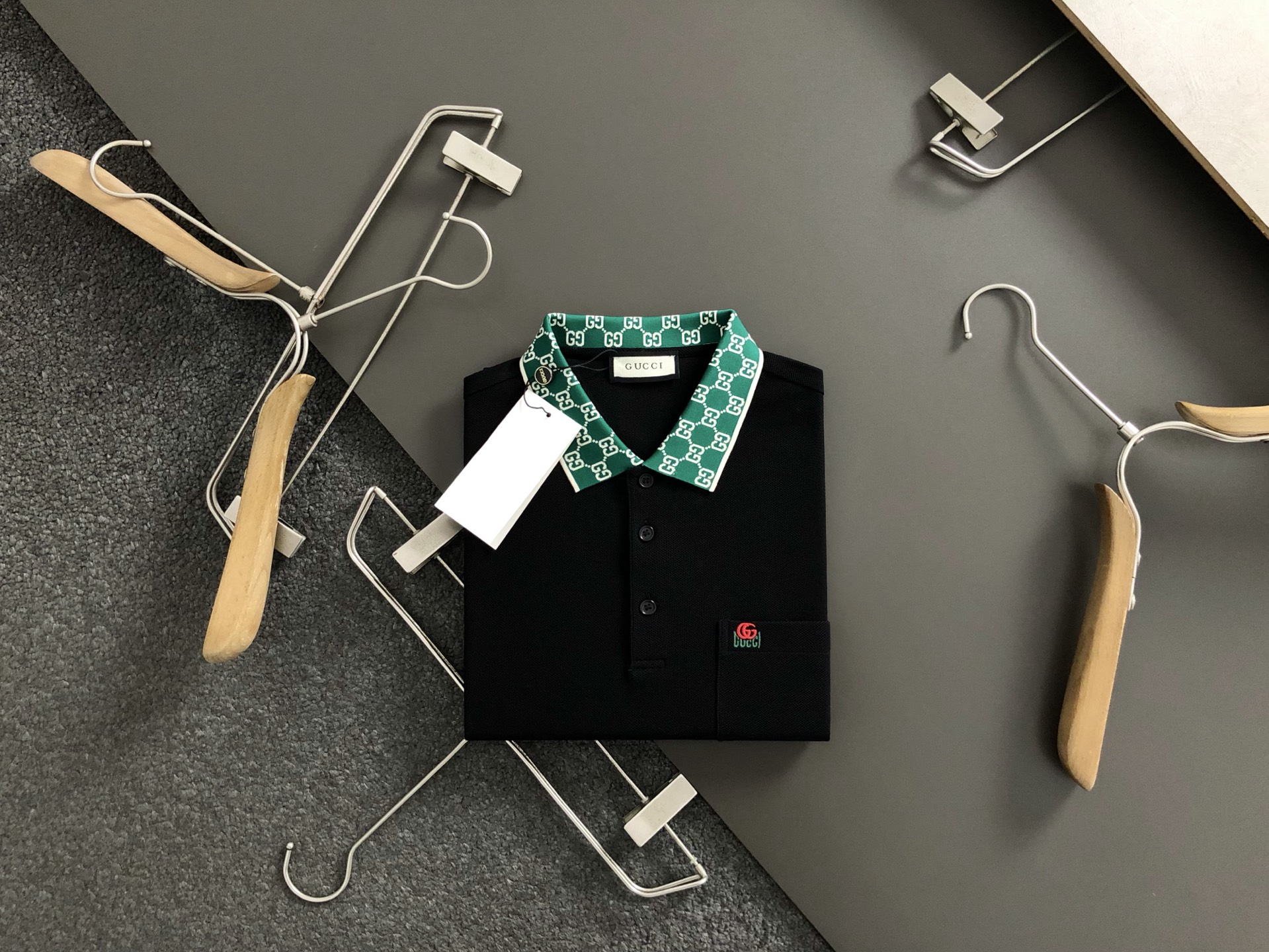 NO:137291,gucc* fitting style M-XXXL 2025 spring and summer classic neckline jacquard pocket embroidered polo short sleeves, exquisite craftsmanship counter fabric, top-level elements fusion, classic short sleeve 3 specifications complete, trendy men's fashion, whether it is the comfort of the upper body or the incomparable existence 170-130(M) 175-(L) 178-(XL) 180-165(XXL) 180-180(XXXL) your,,gucci,T-shirt,alexander wang19860909gucc*合身版型M-XXXL 2025春夏经典领口提花口袋刺绣polo短袖,精致工艺专柜面料,顶级元素融合打造,经典短袖3标齐全,潮男时尚,无论是上身舒适度还是都是无可比拟的存在 170-130(M) 175-(L) 178-(XL)180-165(XXL) 180-180(XXXL) your,,gucci,T-shirt,alexander wang,Men's clothing