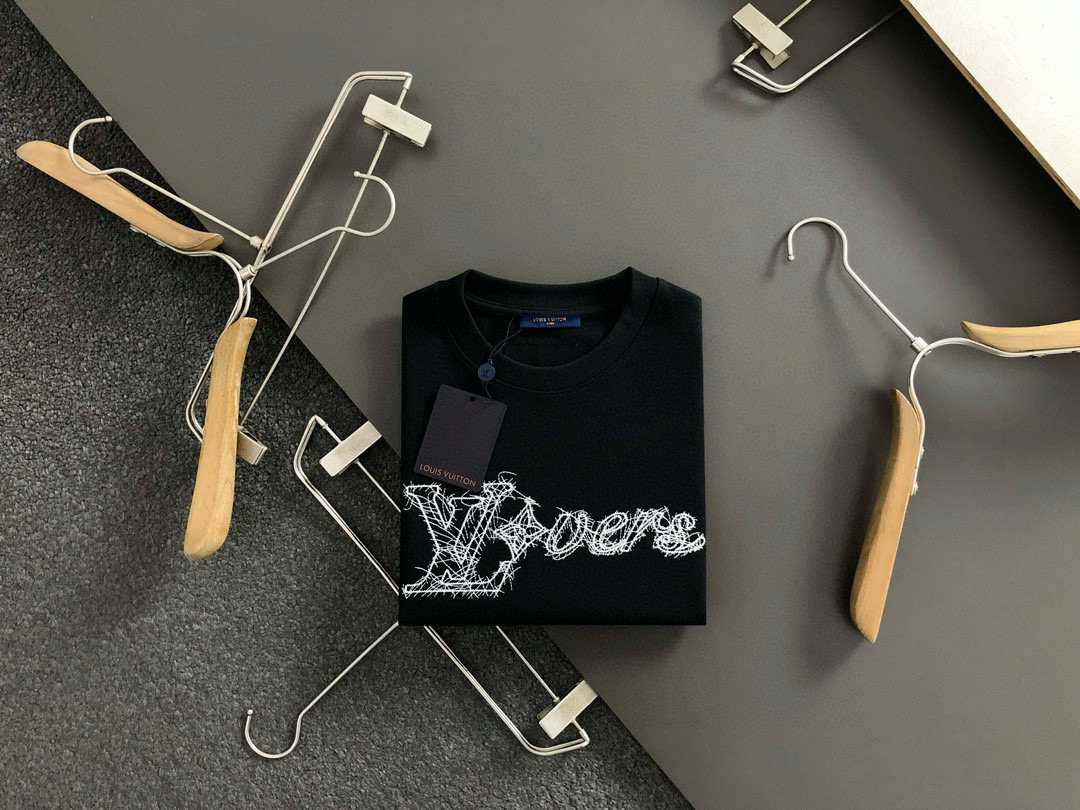 NO:137273,L brand ** fit style S-Xl 25 early spring latest classic thread embroidery heavy short sleeves, high-end quality counter original single round collar assistance, top-level production process imported fabric, unique design of the counter model, imported high-end custom imported silk thread feels first-class!  Official website for sale!  S-Xl, T-shirt, alexander wang19860909L牌**合身版型S-Xl 25早春最新经典线绣重磅短袖,高端品质专柜原单圆领援助,顶级制作工艺进口面料,专柜款独特设计,采用进口高端订制进口丝线手感一流！官网在售！码数S-Xl,,T-shirt,alexander wang,Men's clothing