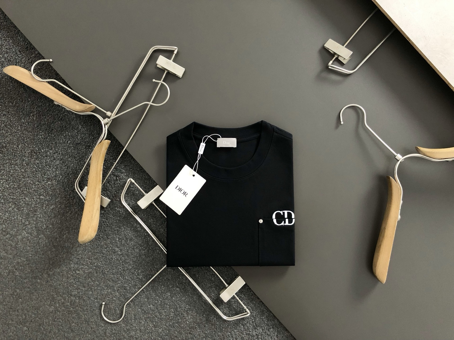 NO:141894,Dir* fitting M-XXXL 25 spring and summer top pocket split embroidery logo classic short sleeves, exquisite craftsmanship counter fabric, top-level elements fusion, classic short sleeves 3 specifications complete, trendy men's fashion, whether it is the comfort of the upper body or the incomparable existence, it can be said to be a must-have for summer 170-135(M) 175-150(L) 178-160(XL) 180-170(XXL) 180-180(XXXL),,T-shirt,alexander wang19860909Dir*合身版型M-XXXL 25春夏顶级口袋分割刺绣logo经典短袖,精致工艺专柜面料,顶级元素融合打造,经典短袖3标齐全,潮男时尚,无论是上身舒适度还是都是无可比拟的存在,可以说是夏日必备 170-135(M) 175-150(L) 178-160(XL)180-170(XXL) 180-180(XXXL),,T-shirt,alexander wang,Men's clothing