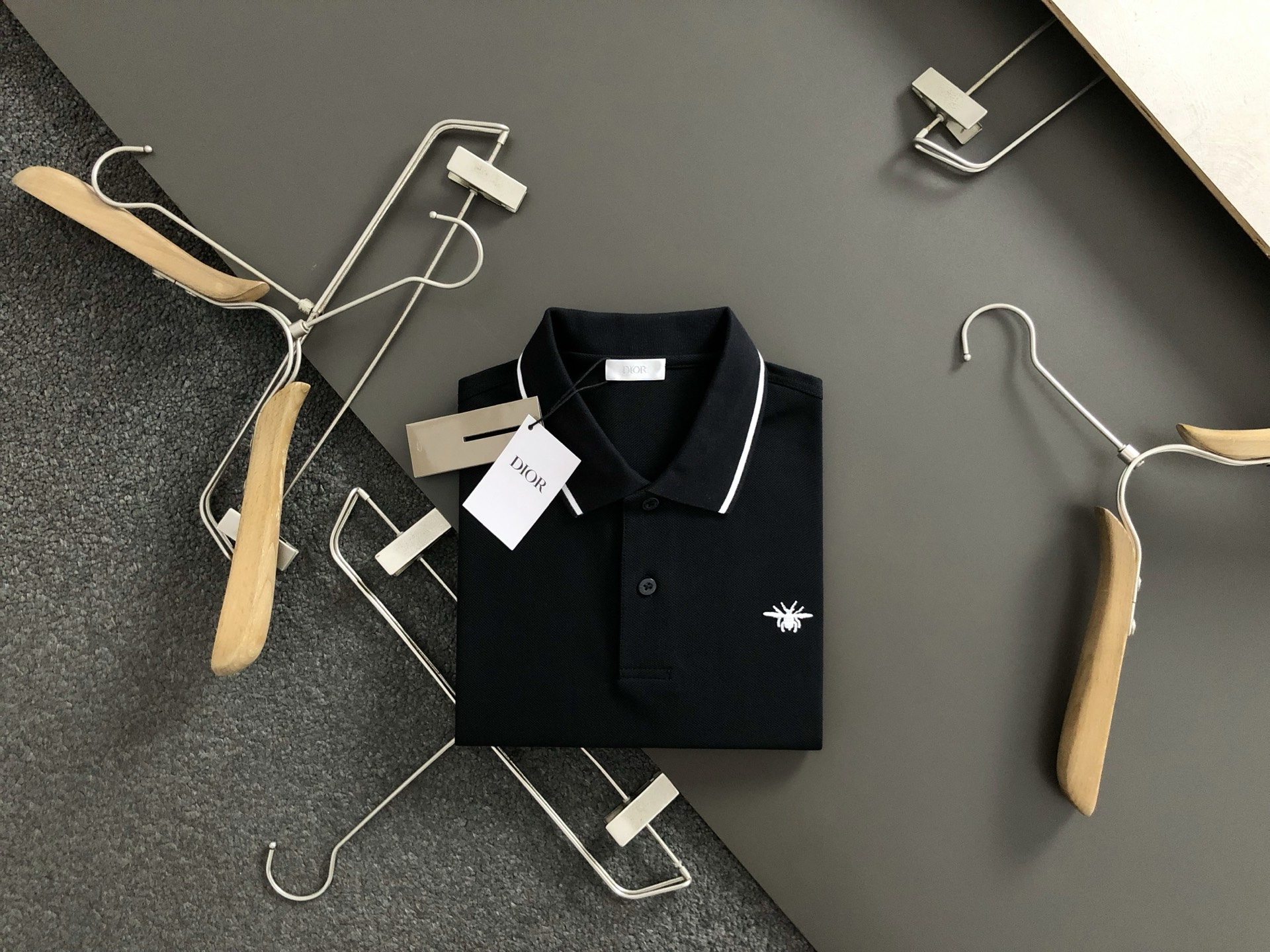 NO:141889,dir* fitting M-XXXL 2025 spring and summer classic counter style little bee chest embroidered polo short sleeves, exquisite craftsmanship counter fabric, top-level elements fusion, classic short sleeve 3 logos, trendy men's fashion, whether it is the comfort of the upper body or the incomparable existence 170-130(M) 175-145(L) 178-155(XL) 180-165(XXL) 180-180(XXXL) your,,T-shirt,alexander wang19860909dir*合身版型M-XXXL 2025春夏经典专柜款小蜜蜂胸口绣标polo短袖,精致工艺专柜面料,顶级元素融合打造,经典短袖3标齐全,潮男时尚,无论是上身舒适度还是都是无可比拟的存在 170-130(M) 175-145(L) 178-155(XL)180-165(XXL) 180-180(XXXL) your,,T-shirt,alexander wang,Men's clothing