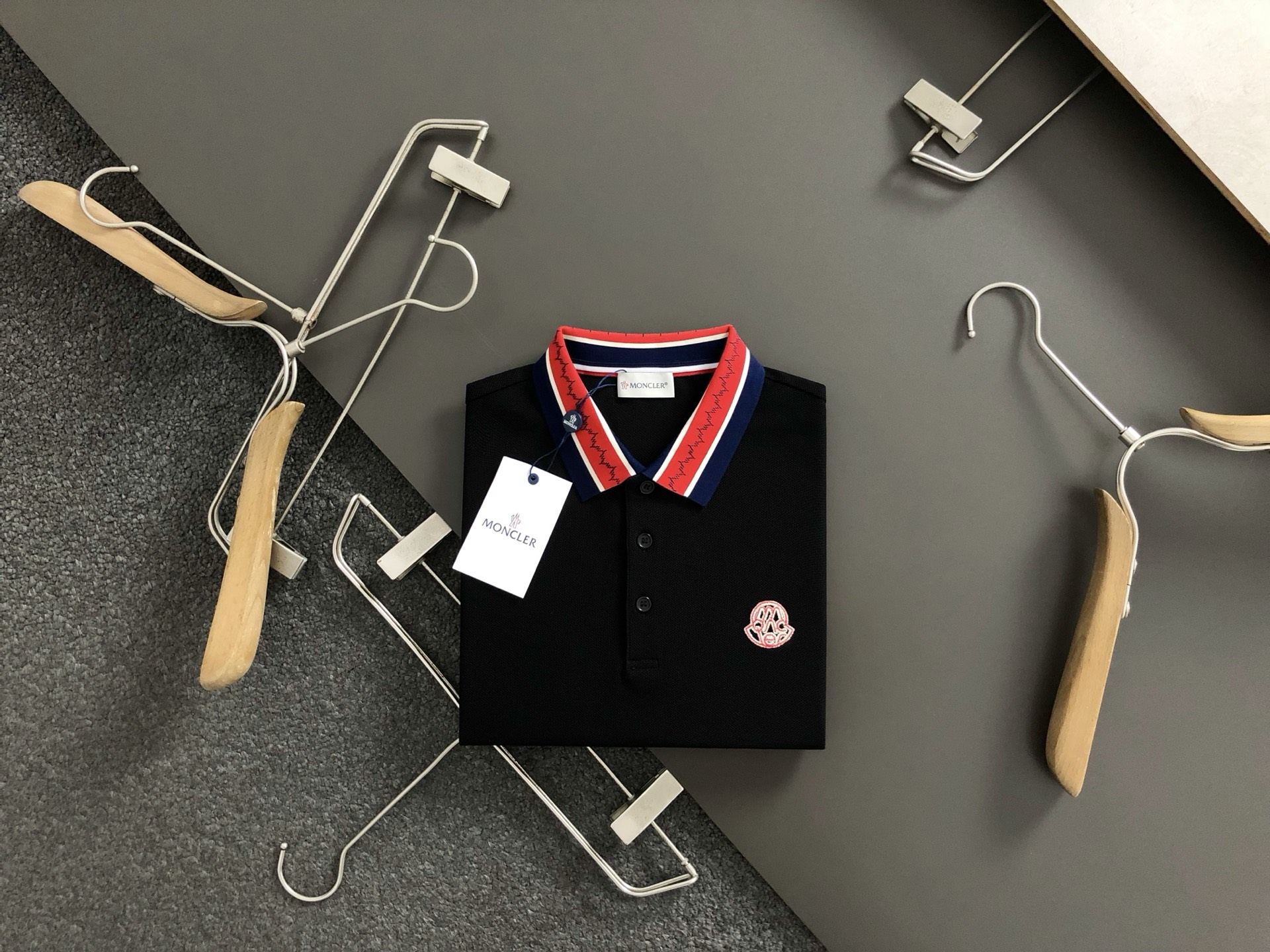 NO:141886,Mon* fitting style M-XXXL 2025 spring and summer classic neckline jacquard embroidery polo short sleeves, exquisite craftsmanship counter fabric, top-level elements fusion, classic short sleeves 3 specifications complete, trendy men's fashion, whether it is the comfort of the upper body or the incomparable existence 170-130(M) 175-145(L) 178-(XL)180-165(XXL) 180-180(XXXL) your,,T-shirt,alexander wang19860909Mon*合身版型M-XXXL 2025春夏经典领口提花刺绣polo短袖,精致工艺专柜面料,顶级元素融合打造,经典短袖3标齐全,潮男时尚,无论是上身舒适度还是都是无可比拟的存在 170-130(M) 175-145(L) 178-(XL)180-165(XXL) 180-180(XXXL) your,,T-shirt,alexander wang,Men's clothing