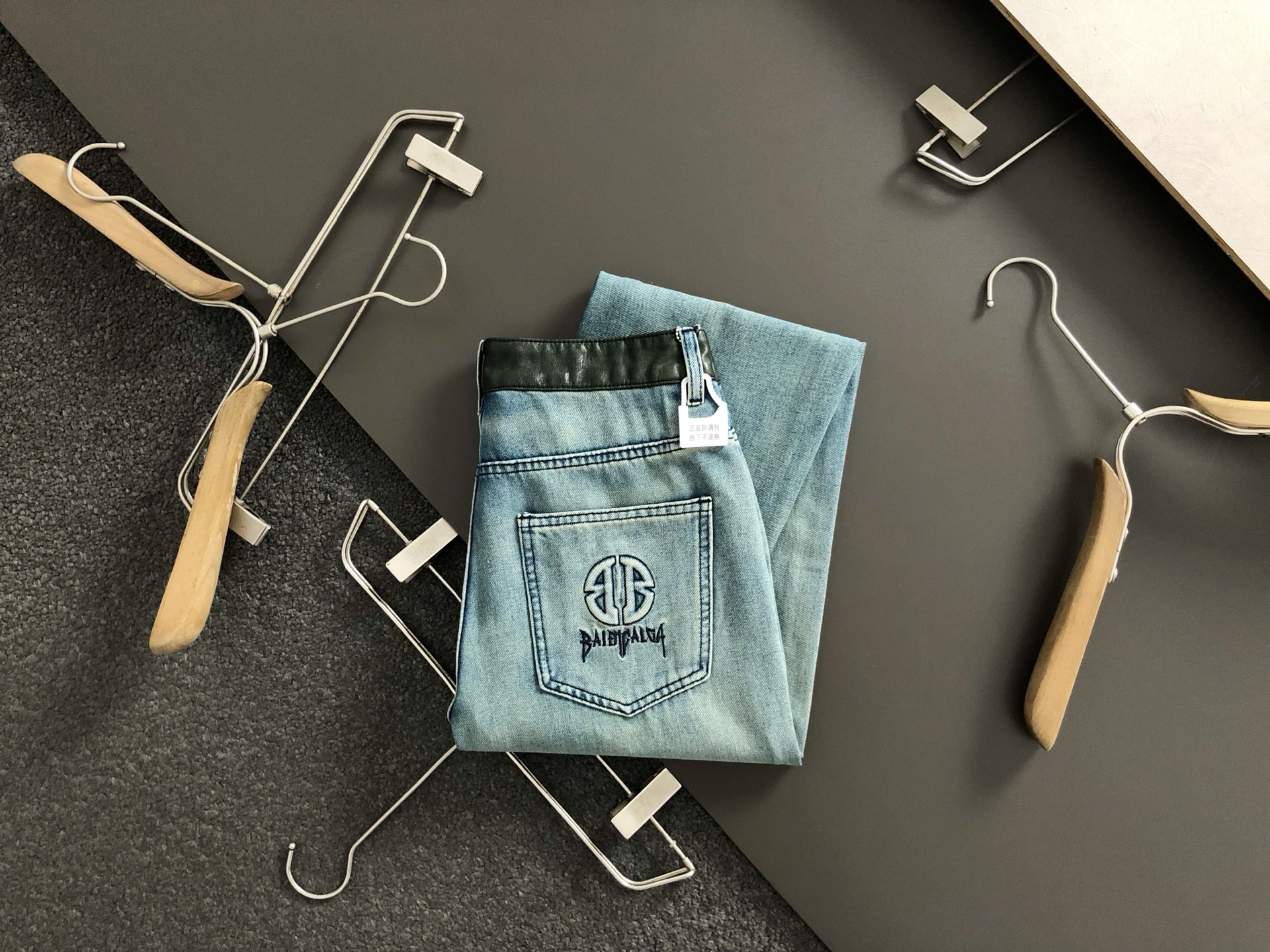 NO:141897,Ba* fit style 2025 new light blue washing splicing leather craft embroidered letters fusion imported straight-leg trendy brand jeans, top-grade washing fabrics to create leather brand fusion slim jeans, auxiliary materials original versatile letter logo decoration l top-grade jeans, micro-elastic imported washing fabric soft and elastic, latest popular embroidery pattern good style 29-36,,jeans,alexander wang19860909Ba*合身版型 2025新款浅蓝色水洗拼接皮工艺刺绣字母融合进口直筒潮牌牛仔裤,顶级水洗面料打造皮牌融合修身牛仔裤,辅料原版百搭字母logo装饰l顶级牛仔裤 微弹进口洗水 面料柔软带弹力,最新流行款刺绣图案 版型好 29-36,,jeans,alexander wang,Men's clothing