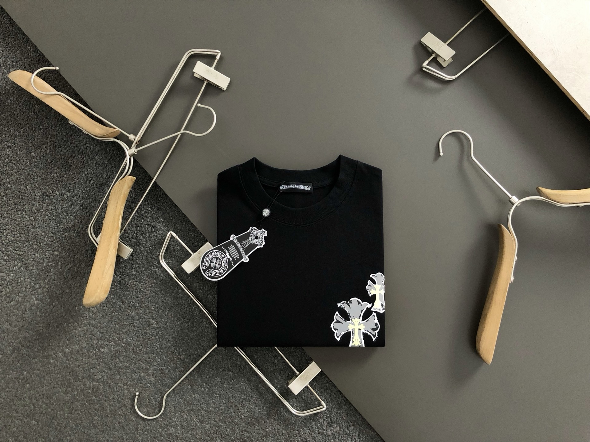 NO:141884,Ch* micro-wide version M-xxxl 25 early spring latest cross Sanskrit printed heavy short sleeves, high-end quality counter original single round neck short sleeves, top-level production process imported fabrics, unique design of the counter model, using imported high-end custom imported silk thread with first-class feel!  Official website for sale!  Code number M-xxxl, T-shirt, alexander wang19860909Ch*微宽版型M-xxxl 25早春最新十字梵文印花重磅短袖,高端品质专柜原单圆领短袖,顶级制作工艺进口面料,专柜款独特设计,采用进口高端订制进口丝线手感一流！官网在售！码数M-xxxl,,T-shirt,alexander wang,Men's clothing