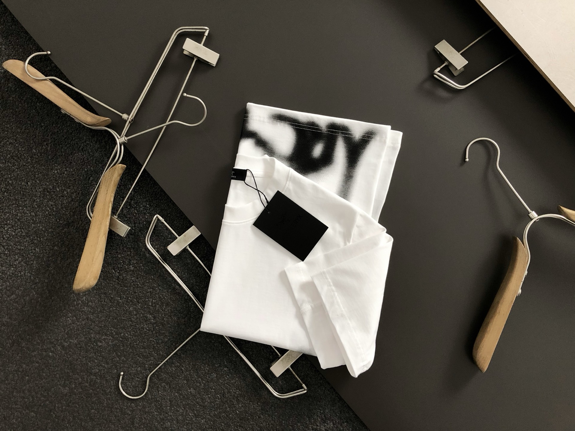 NO:141882,SZN* micro-wide version S-Xl 25 early spring latest hem direct injection logo heavy short sleeves, high-end quality counter original single round collar assistance, top-level production process imported fabric, unique design of the counter model, imported high-end custom imported silk thread feels first-class!  Official website for sale!  S-Xl, T-shirt, alexander wang19860909SZN*微宽版型S-Xl 25早春最新下摆直喷幅logo重磅短袖,高端品质专柜原单圆领援助,顶级制作工艺进口面料,专柜款独特设计,采用进口高端订制进口丝线手感一流！官网在售！码数S-Xl,,T-shirt,alexander wang,Men's clothing