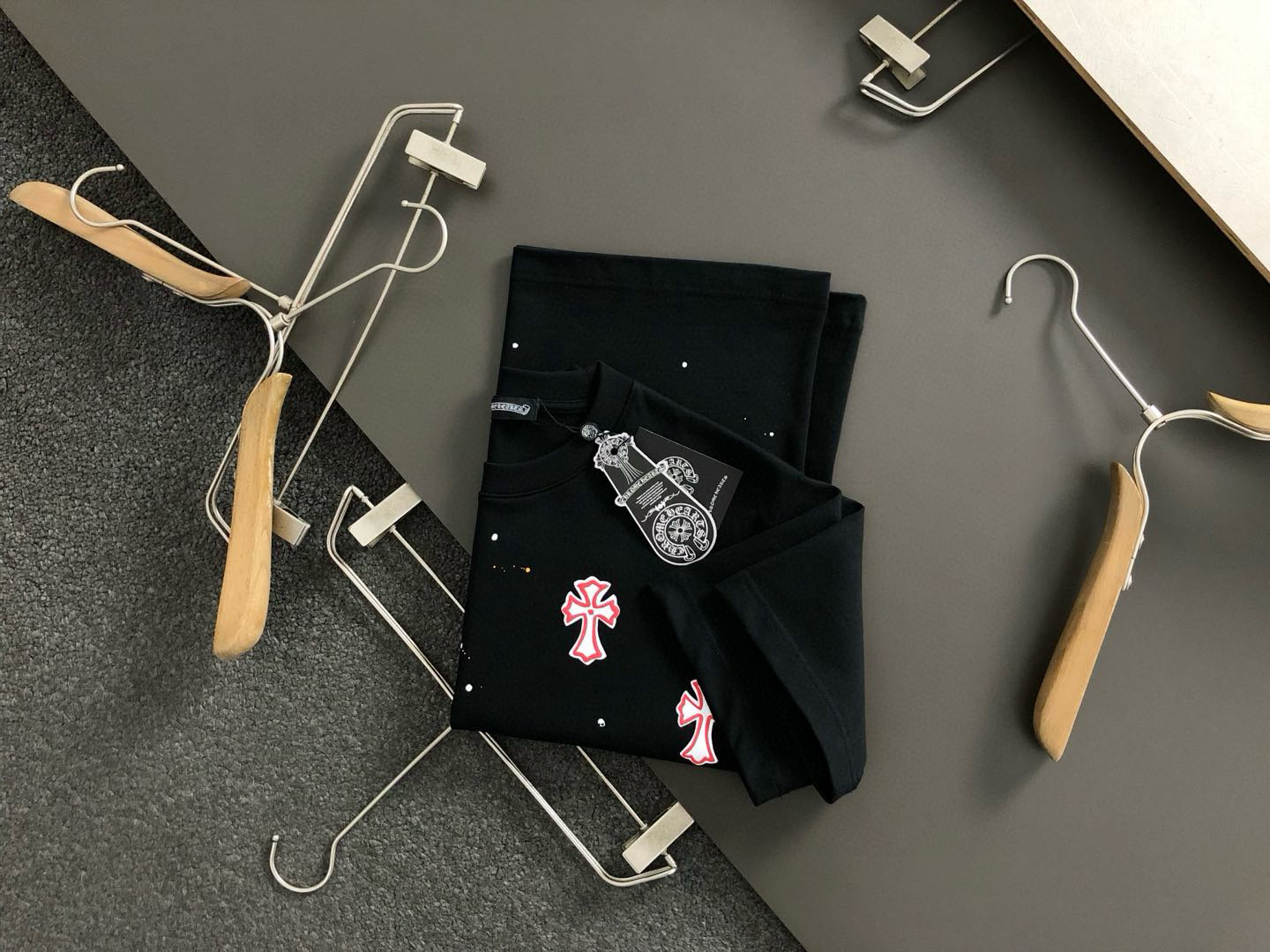 NO:141880,Ch* micro-style S-Xl 25 early spring latest classic cross Sanskrit printed splash ink embroidery heavy short sleeves, high-end quality counter original single round collar assistance, top-level production process imported fabric, unique design of the counter model, imported high-end custom imported silk thread feels first-class!  Official website for sale!  S-Xl, T-shirt, alexander wang19860909Ch*微款版型S-Xl 25早春最新经典十字梵文印花泼墨刺绣重磅短袖,高端品质专柜原单圆领援助,顶级制作工艺进口面料,专柜款独特设计,采用进口高端订制进口丝线手感一流！官网在售！码数S-Xl,,T-shirt,alexander wang,Men's clothing