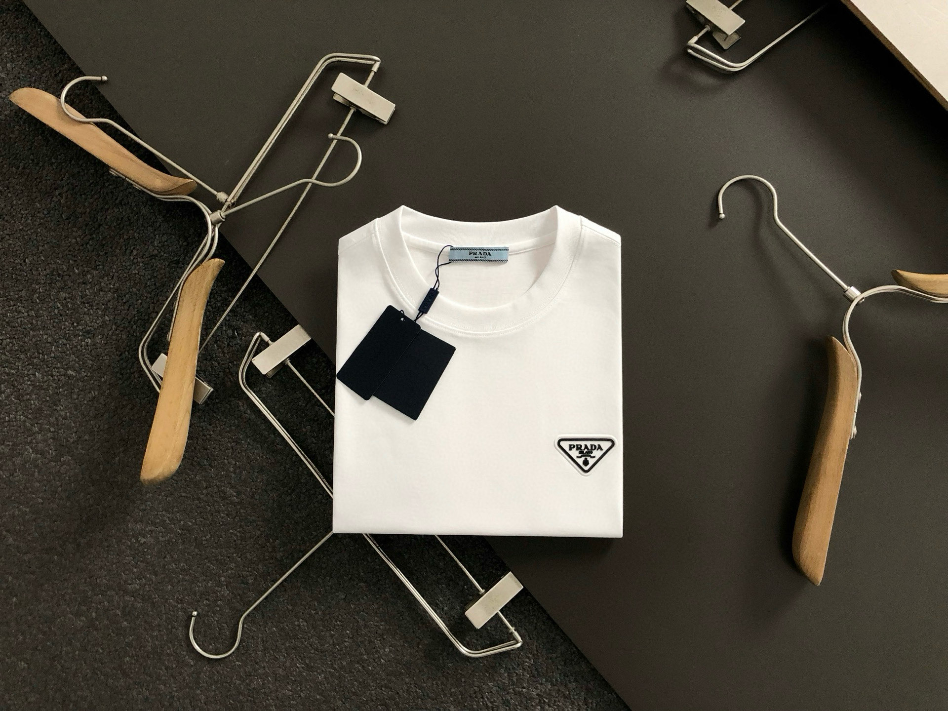 NO:141903,PRAD* fitting style M-XXXL 25 spring and summer top black line embroidery fusion triangle logo heavy classic short sleeves, exquisite craftsmanship counter fabric, top-level elements fusion creation, classic short sleeve 3 logos complete, trendy men's fashion, whether it is the comfort of the upper body or the incomparable existence, it can be said to be a must-have for summer 170-135(M) 175-150(L) 178-160(XL) 180-170(XXL) 180-180(XXXL),,prada,T-shirt,alexander wang19860909PRAD*合身版型M-XXXL 25春夏顶级黑色线条绣融合三角标重磅经典短袖,精致工艺专柜面料,顶级元素融合打造,经典短袖3标齐全,潮男时尚,无论是上身舒适度还是都是无可比拟的存在,可以说是夏日必备 170-135(M) 175-150(L) 178-160(XL)180-170(XXL) 180-180(XXXL),,prada,T-shirt,alexander wang,Men's clothing