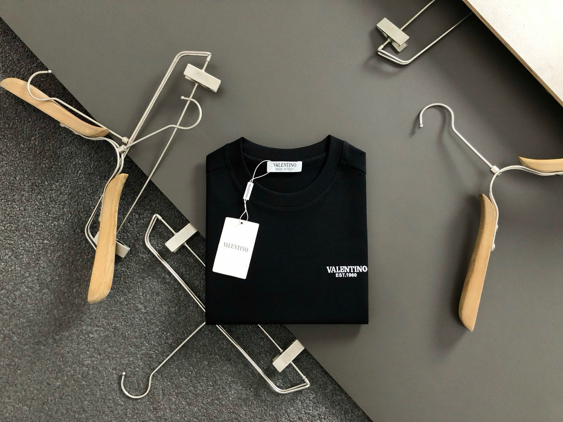 NO:141906,Vitn* fitting M-XXXL 25 spring and summer top black shoulder splicing letter print fusion embroidery logo heavy classic short sleeves, exquisite craftsmanship counter fabric, top-level elements fusion creation, classic short sleeves 3 logos, trendy men's fashion, whether it is the comfort of the upper body or the incomparable existence, it can be said to be a must-have for summer 170-(M) 175-150(L) 178-160(XL) 180-170(XXL) 180-180(XXXL), T-shirt,alexander wang19860909Vitn*合身版型M-XXXL 25春夏顶级黑色肩部拼接款字母印花融合刺绣logo重磅经典短袖,精致工艺专柜面料,顶级元素融合打造,经典短袖3标齐全,潮男时尚,无论是上身舒适度还是都是无可比拟的存在,可以说是夏日必备 170-(M) 175-150(L) 178-160(XL)180-170(XXL) 180-180(XXXL),,T-shirt,alexander wang,Men's clothing