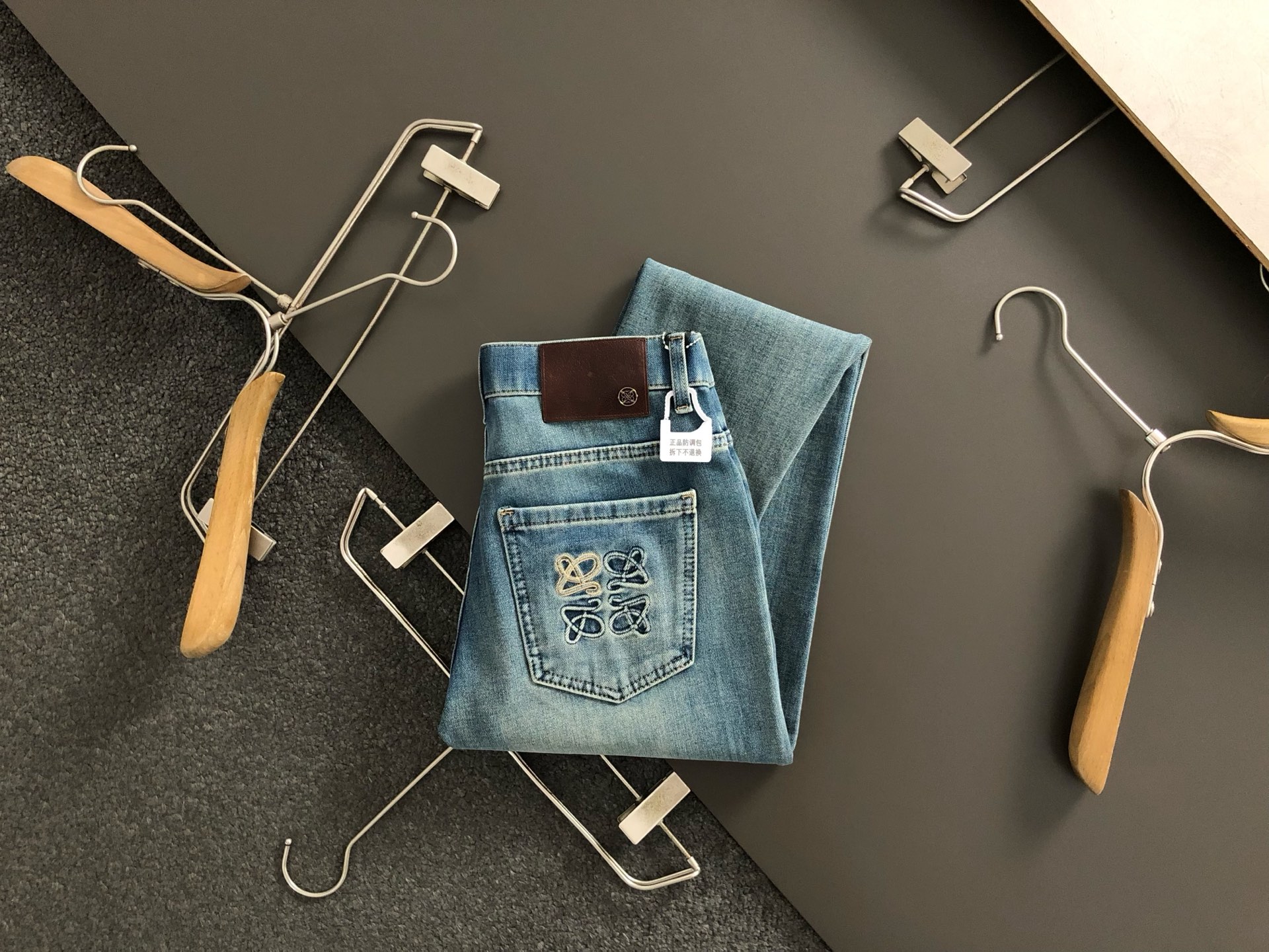 NO:146273,Low* fit style 2025 new light blue washing splicing leather craft embroidery letters fusion imported straight-leg trendy brand jeans, top-grade washing fabrics to create leather brand fusion slim jeans, auxiliary materials original versatile letter logo decoration l top-grade jeans, micro-elastic imported washing fabric soft and elastic, latest popular embroidery pattern good style 29-36,,jeans,alexander wang19860909low*合身版型 2025新款浅蓝色水洗拼接皮工艺刺绣字母融合进口直筒潮牌牛仔裤,顶级水洗面料打造皮牌融合修身牛仔裤,辅料原版百搭字母logo装饰l顶级牛仔裤 微弹进口洗水 面料柔软带弹力,最新流行款刺绣图案 版型好 29-36,,jeans,alexander wang,Men's clothing