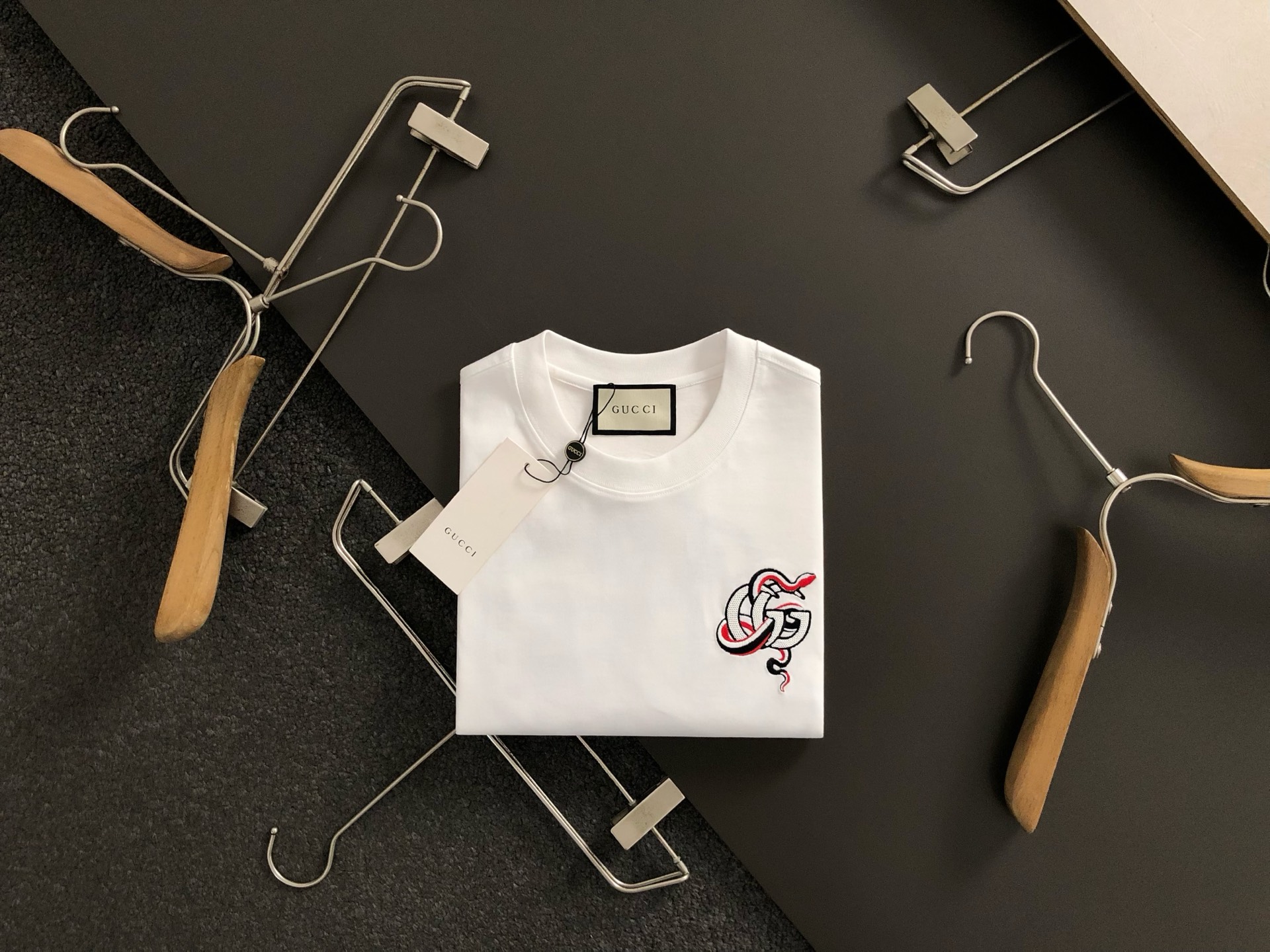 NO:146260,Gucc* micro-wide version M-XXXL 25 spring and summer top heavy industry embroidered snake year element patch beads fusion with heavy trendy short sleeves, exquisite craftsmanship counter fabrics, top-level elements fusion creation, classic short sleeve 3 specifications complete, trendy men's fashion, whether it is the comfort of the upper body or the incomparable existence, it can be said to be a must-have for summer 170-135(M) 175-150(L) -160(XL)180-170(XXL) 180-180(XXXL),,gucci,T-shirt,alexander wang19860909Gucc*微宽版型M-XXXL 25春夏顶级重工刺绣蛇年元素贴布珠片融合重磅潮流短袖,精致工艺专柜面料,顶级元素融合打造,经典短袖3标齐全,潮男时尚,无论是上身舒适度还是都是无可比拟的存在,可以说是夏日必备 170-135(M) 175-150(L) -160(XL)180-170(XXL) 180-180(XXXL),,gucci,T-shirt,alexander wang,Men's clothing