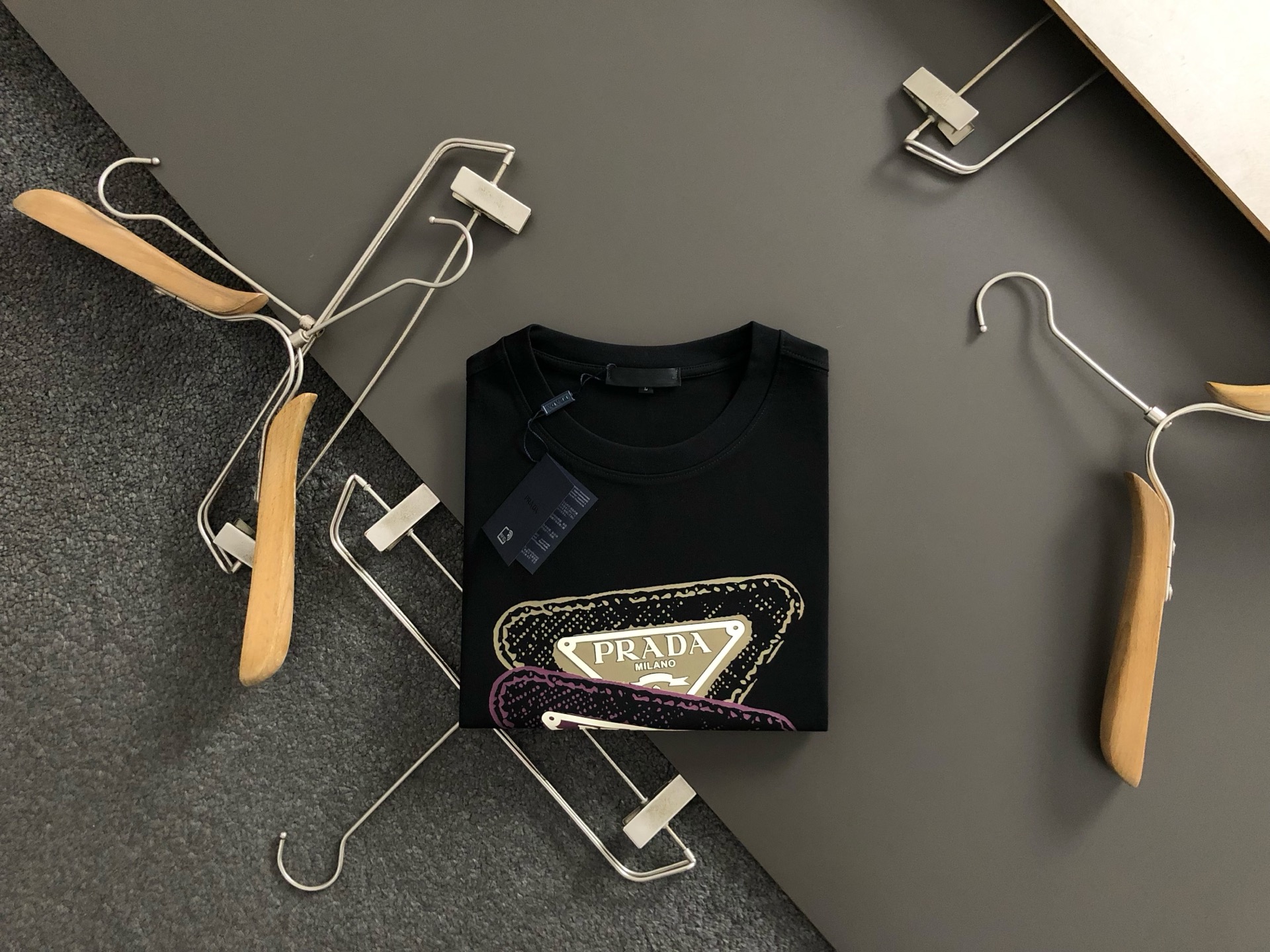 NO:146250,prad^fit fitting M-XXXL 25 spring and summer top three-dimensional offset printing classic short sleeves, exquisite craftsmanship counter fabric, top-level elements fusion, classic short sleeves 3 standards complete, trendy men's fashion, whether it is the comfort of the upper body or the incomparable existence, it can be said to be a must-have for summer 170-135(M) 175-150(L) -160(XL)180-170(XXL) 180-180(XXXL),,prada,T-shirt,alexander wang19860909prad^合身版型M-XXXL 25春夏顶级立体胶印经典短袖,精致工艺专柜面料,顶级元素融合打造,经典短袖3标齐全,潮男时尚,无论是上身舒适度还是都是无可比拟的存在,可以说是夏日必备 170-135(M) 175-150(L) -160(XL)180-170(XXL) 180-180(XXXL),,prada,T-shirt,alexander wang,Men's clothing