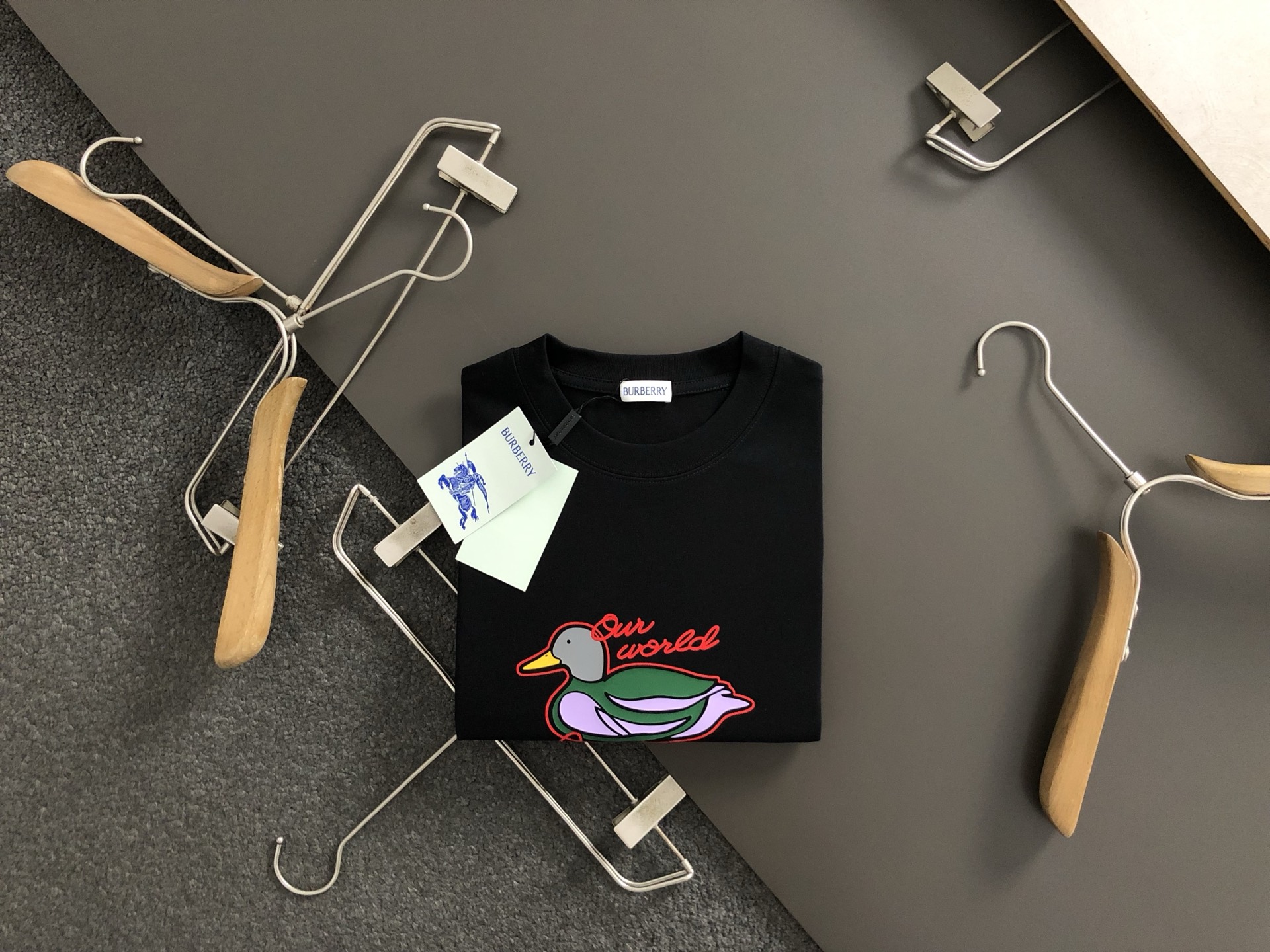 NO:146207,BBR* fit style M-XXXL 25 spring and summer top black cartoon duck letter heavy classic short sleeves, exquisite craftsmanship counter fabric, top-level elements fusion, classic short sleeves 3 specifications complete, trendy men's fashion, whether it is the comfort of the upper body or the incomparable existence, it can be said to be a must-have for summer 170-135(M) 175-150(L) -160(XL)180-170(XXL) 180-180(XXXL),,T-shirt,alexander wang19860909BBR*合身版型M-XXXL 25春夏顶级黑色卡通鸭子字母重磅经典短袖,精致工艺专柜面料,顶级元素融合打造,经典短袖3标齐全,潮男时尚,无论是上身舒适度还是都是无可比拟的存在,可以说是夏日必备 170-135(M) 175-150(L) -160(XL)180-170(XXL) 180-180(XXXL),,T-shirt,alexander wang,Men's clothing