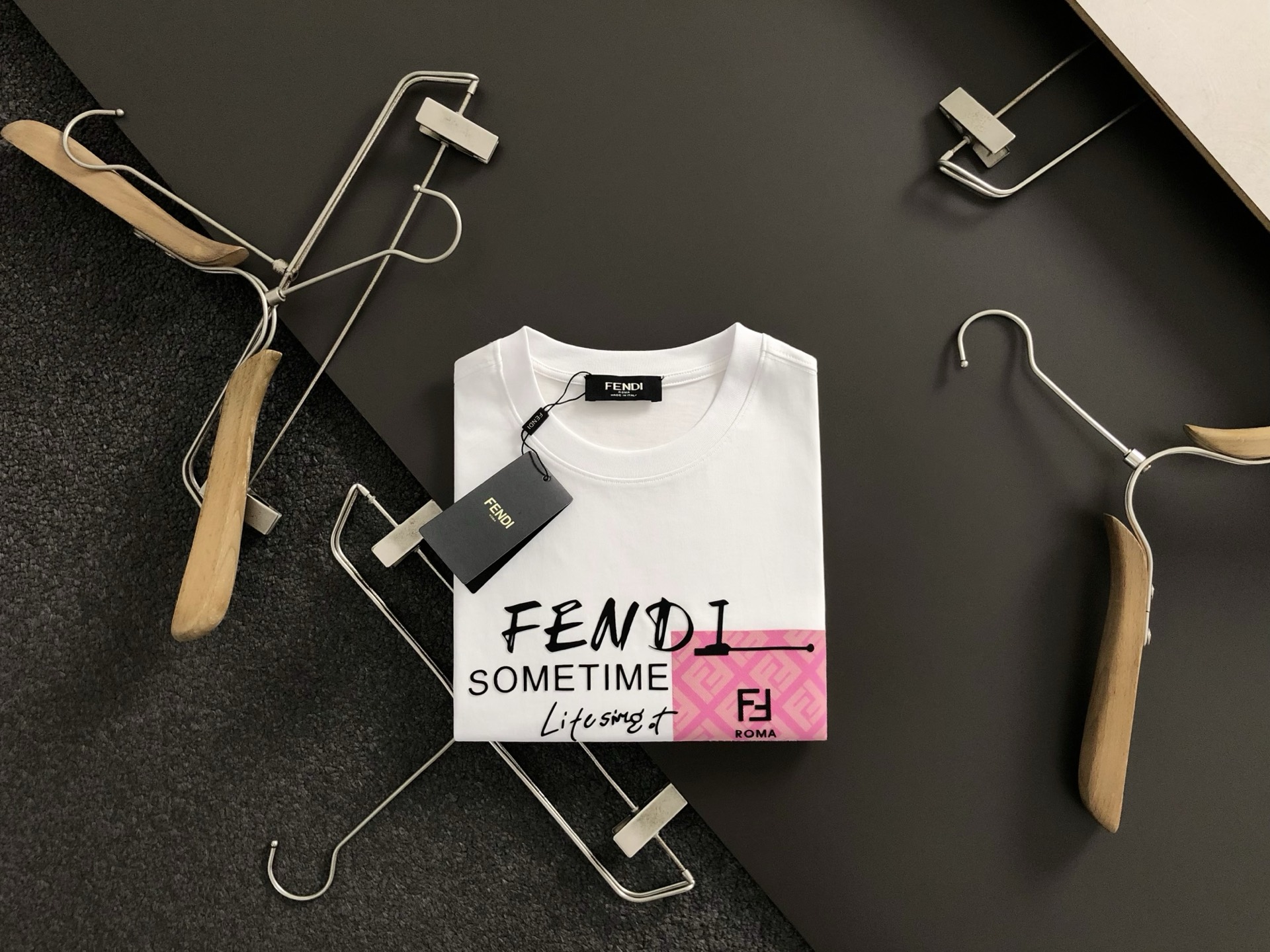 NO:146208,FEND* fitting M-XXXL 25 spring and summer top double F fake pocket three-dimensional offset printing classic short sleeves, exquisite craftsmanship counter fabric, top-level elements fusion, classic short sleeves 3 specifications complete, trendy men's fashion, whether it is the comfort of the upper body or it is incomparable, it can be said to be a must-have in summer 170-135(M) 175-150(L) -160(XL)180-170(XXL) 180-180(XXXL),,fendi,T-shirt,alexander wang19860909FEND*合身版型M-XXXL 25春夏顶级双F假口袋立体胶印经典短袖,精致工艺专柜面料,顶级元素融合打造,经典短袖3标齐全,潮男时尚,无论是上身舒适度还是都是无可比拟的存在,可以说是夏日必备 170-135(M) 175-150(L) -160(XL)180-170(XXL) 180-180(XXXL),,fendi,T-shirt,alexander wang,Men's clothing