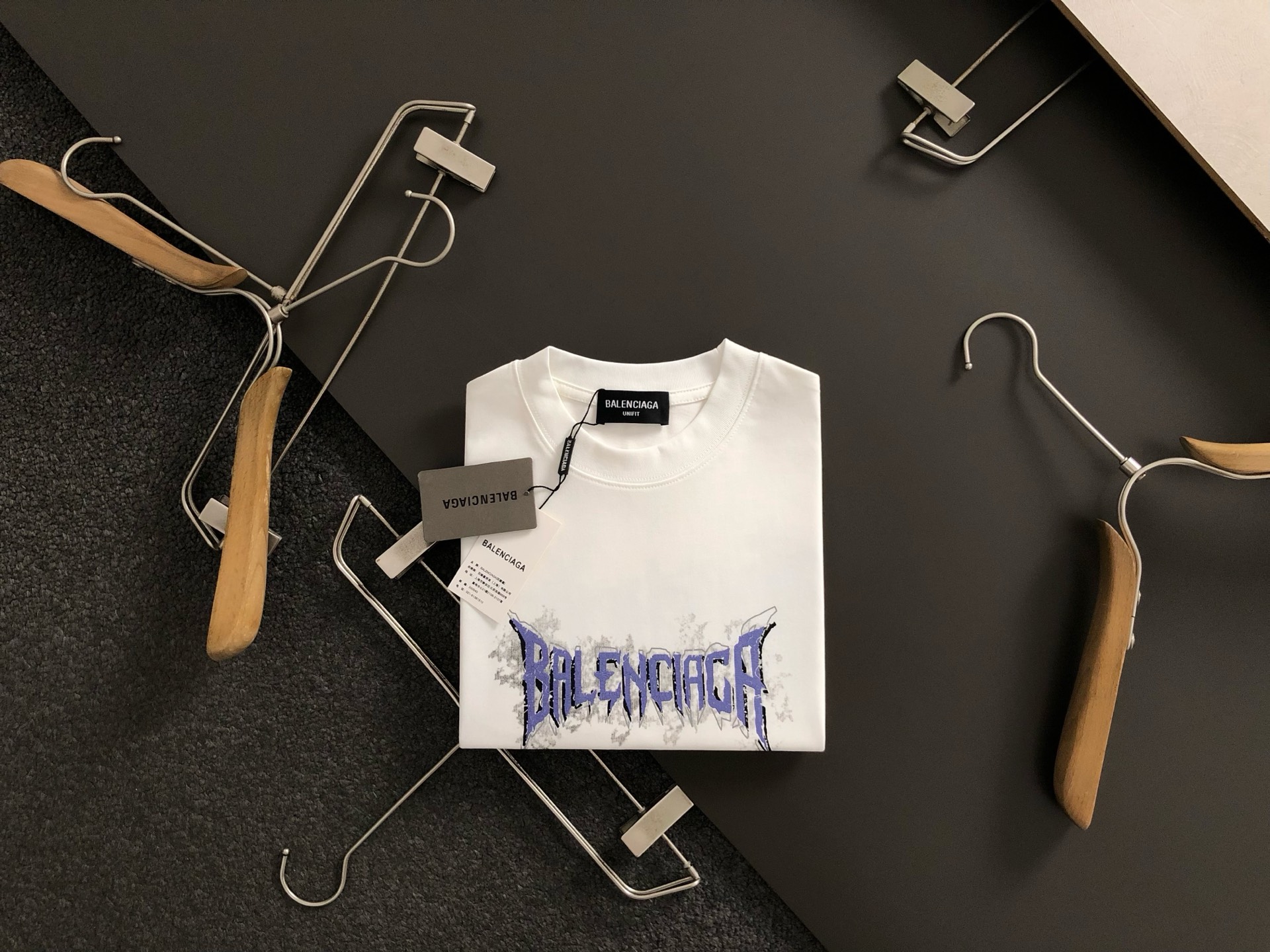 NO:146240,BA* fit style M-XXXL 25 spring and summer top trendy printing heavy classic short sleeves, exquisite craftsmanship counter fabric, top-level elements fusion, classic short sleeves 3 specifications complete, trendy men's fashion, whether it is the comfort of the upper body or the incomparable existence, it can be said to be a must-have for summer 170-135(M) 175-150(L) -160(XL)180-170(XXL) 180-180(XXXL),,T-shirt,alexander wang19860909BA*合身版型M-XXXL 25春夏顶级潮流印花重磅经典短袖,精致工艺专柜面料,顶级元素融合打造,经典短袖3标齐全,潮男时尚,无论是上身舒适度还是都是无可比拟的存在,可以说是夏日必备 170-135(M) 175-150(L) -160(XL)180-170(XXL) 180-180(XXXL),,T-shirt,alexander wang,Men's clothing