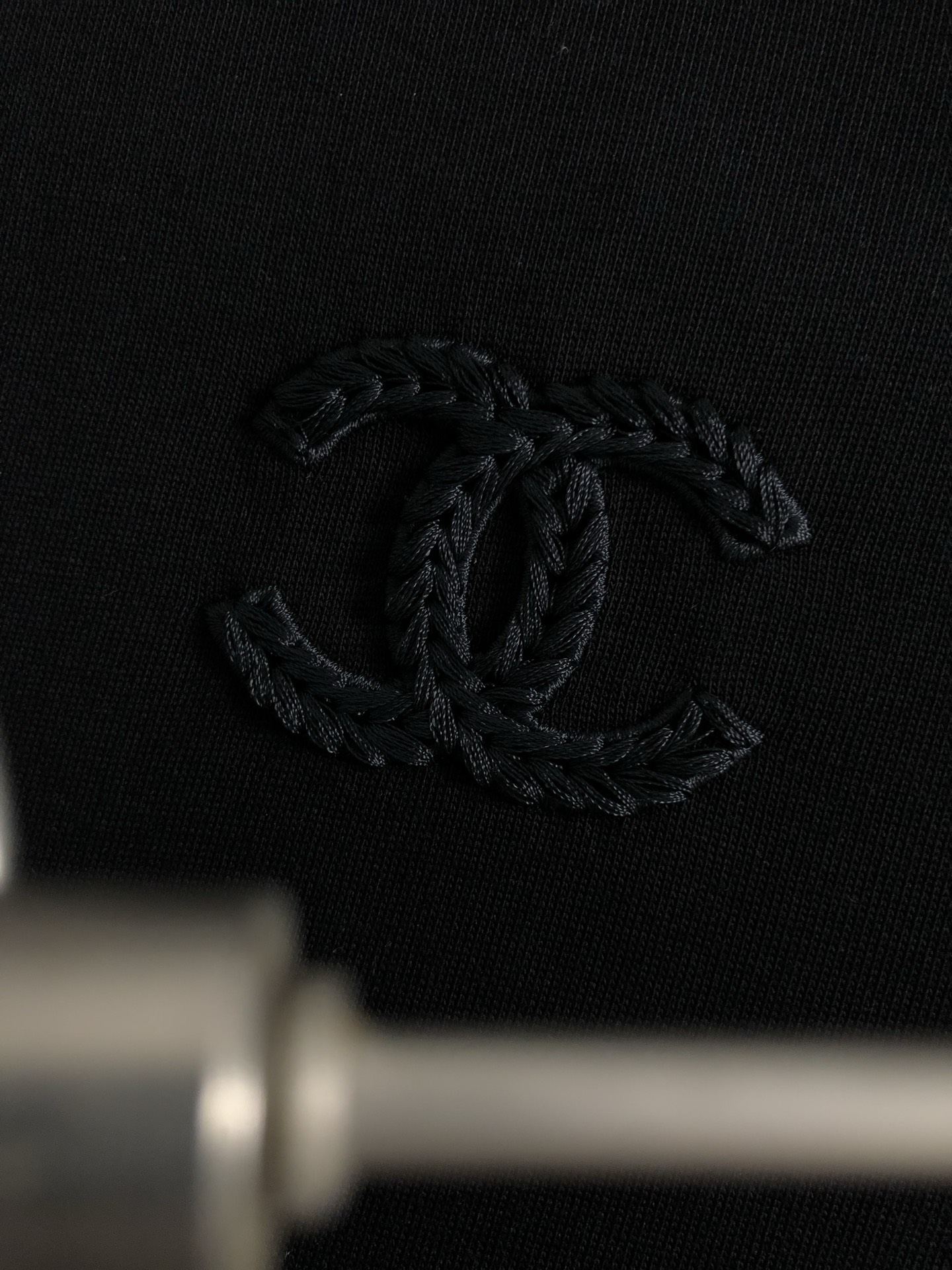  CHA 25早春最新经典百搭编织绣重磅短袖，高端品质专柜原单圆领短袖，顶级制作工艺进口面料，专柜款独特