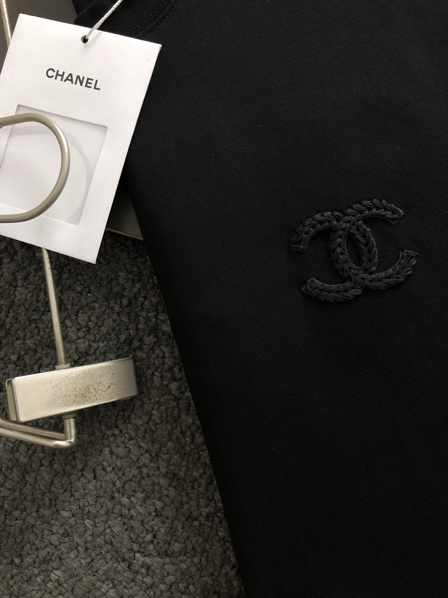  CHA 25早春最新经典百搭编织绣重磅短袖，高端品质专柜原单圆领短袖，顶级制作工艺进口面料，专柜款独特