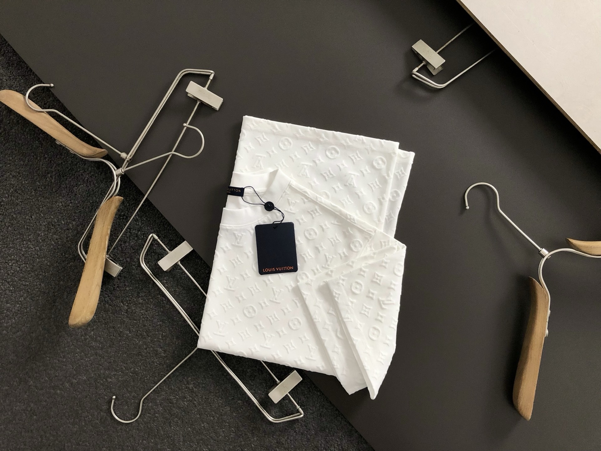 NO:146280,L brand * micro-wide version M-xxxl 25 early spring latest full three-dimensional printed heavy short sleeves, high-end quality counter original single round neck short sleeves, top-level production process imported fabrics, unique design of the counter model, using imported high-end customized imported silk thread feels first-class!  Official website for sale!  Code number M-xxxl, T-shirt, alexander wang19860909L牌*微宽版型M-xxxl 25早春最新满幅立体印花重磅短袖,高端品质专柜原单圆领短袖,顶级制作工艺进口面料,专柜款独特设计,采用进口高端订制进口丝线手感一流！官网在售！码数M-xxxl,,T-shirt,alexander wang,Men's clothing