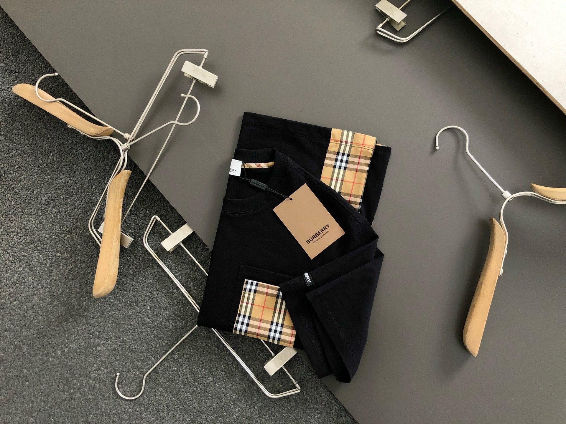 NO:146218,BBR* fit style M-XXXL 25 spring and summer top black plaid splicing double-layer pocket letter labeling heavy classic short sleeves, exquisite craftsmanship counter fabric, top-level elements fusion, classic short sleeves 3 logos, trendy men's fashion, whether it is the comfort of the upper body or the incomparable existence, it can be said to be a must-have for summer 170-(M) 175-150(L) -160(XL)180-170(XXL) 180-180(XXXL),,T-shirt,alexander wang19860909BBR*合身版型M-XXXL 25春夏顶级黑色格纹拼接双层口袋字母贴标重磅经典短袖,精致工艺专柜面料,顶级元素融合打造,经典短袖3标齐全,潮男时尚,无论是上身舒适度还是都是无可比拟的存在,可以说是夏日必备 170-(M) 175-150(L) -160(XL)180-170(XXL) 180-180(XXXL),,T-shirt,alexander wang,Men's clothing