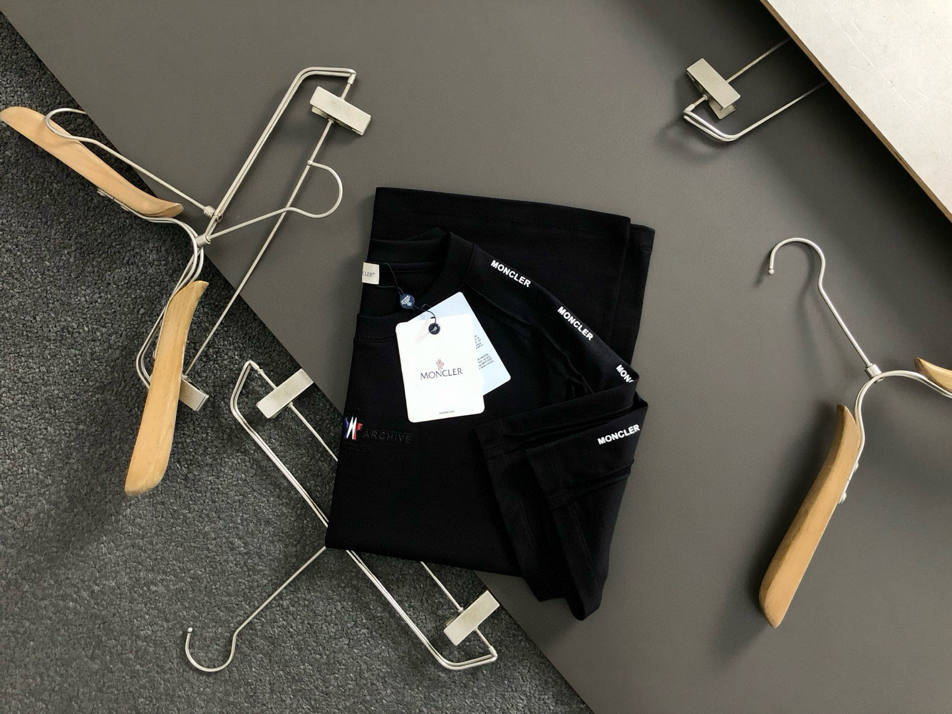 NO:146281,Mon* micro-wide version M-XXXL 25 spring and summer top shoulder printing style heavy classic short sleeves, exquisite craftsmanship counter fabric, top-level elements fusion, classic short sleeves 3 specifications, trendy men's fashion, whether it is the comfort of the upper body or the incomparable existence, it can be said to be a must-have for summer 170-135(M) 175-150(L) -160(XL)180-170(XXL) 180-180(XXXL),,T-shirt,alexander wang19860909Mon*微宽版型M-XXXL 25春夏顶级肩部印花款重磅经典短袖,精致工艺专柜面料,顶级元素融合打造,经典短袖3标齐全,潮男时尚,无论是上身舒适度还是都是无可比拟的存在,可以说是夏日必备 170-135(M) 175-150(L) -160(XL)180-170(XXL) 180-180(XXXL),,T-shirt,alexander wang,Men's clothing