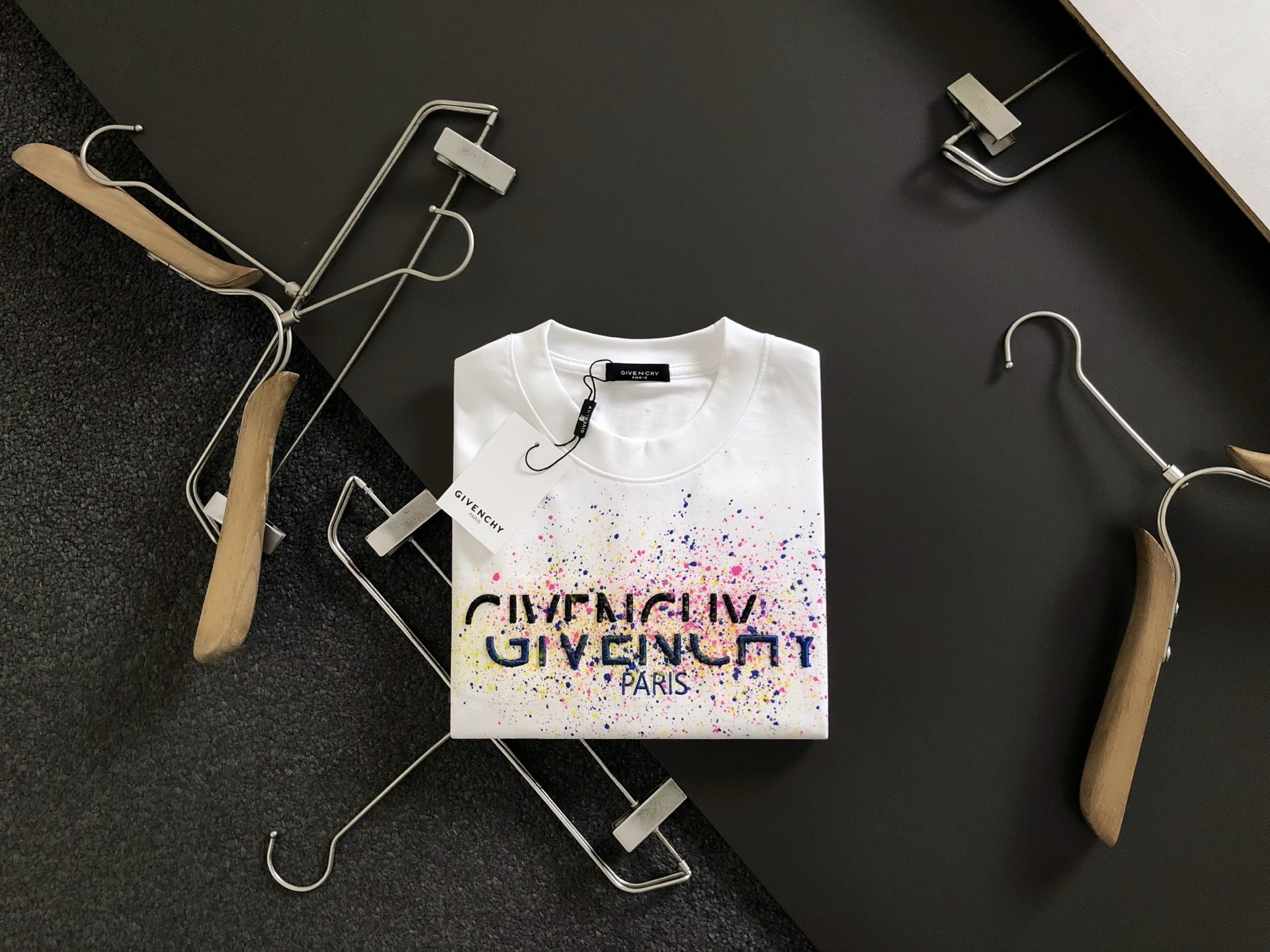 NO:155878,Giv* micro-wide version S-Xl 25 early spring latest letter embroidery embroidery logo splashing ink technology direct injection heavy short sleeves, high-end quality counter original single round collar assistance, top-level production process imported fabric, unique design of the counter model, using imported high-end customized imported silk thread with first-class feel!  Official website for sale!  S-Xl, T-shirt, alexander wang19860909Giv*微宽版型S-Xl 25早春最新字母刺绣压花logo泼墨工艺直喷重磅短袖,高端品质专柜原单圆领援助,顶级制作工艺进口面料,专柜款独特设计,采用进口高端订制进口丝线手感一流！官网在售！码数S-Xl,,T-shirt,alexander wang,Men's clothing