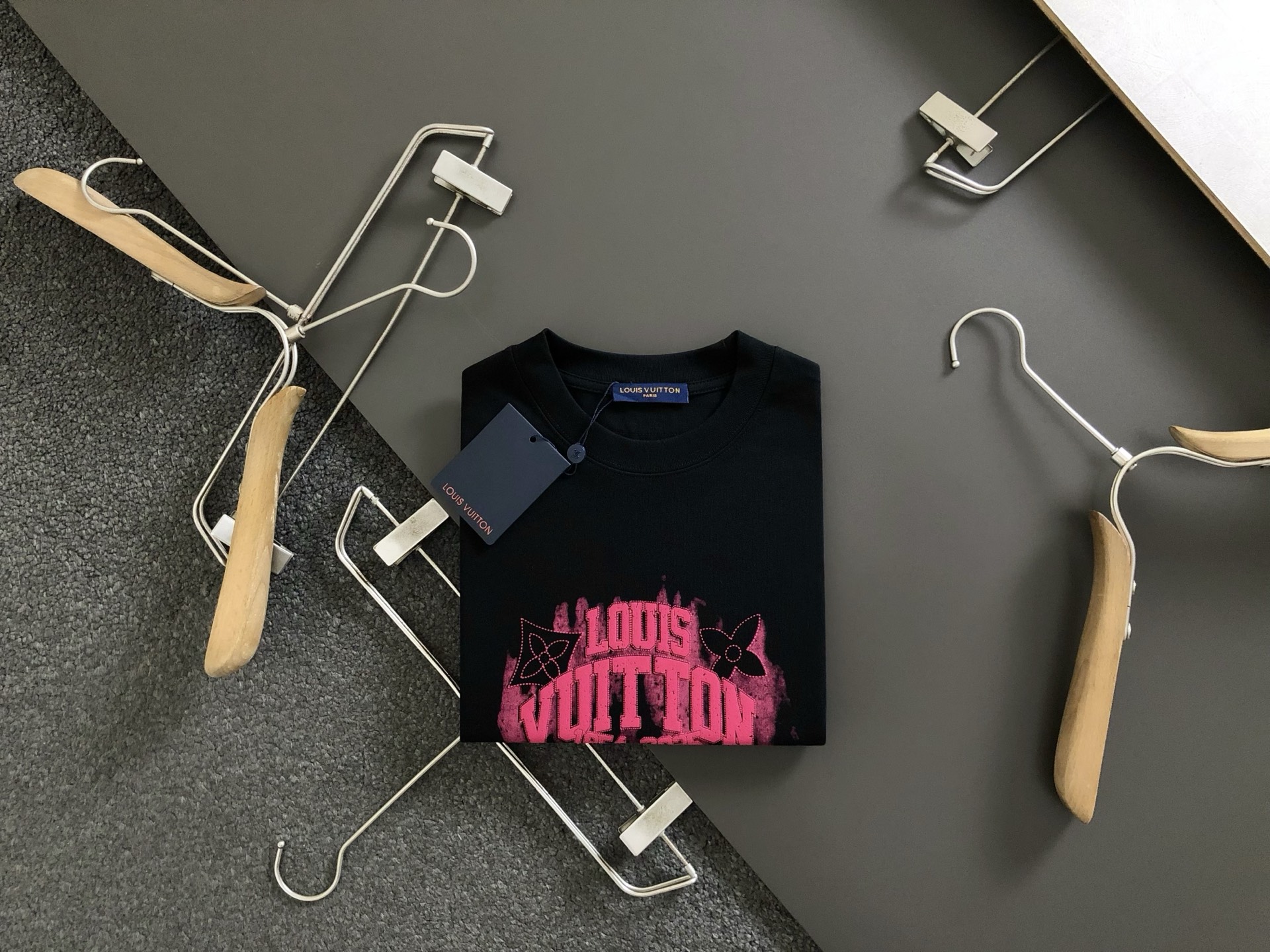 NO:155873,L brand* fitting M-XXXL 25 spring and summer top black print heavy classic short sleeves, exquisite craftsmanship counter fabric, top-level elements fusion, classic short sleeves 3 standards, trendy men's fashion, whether it is the comfort of the upper body or the incomparable existence, it can be said to be a must-have for summer 170-135(M) -150(L) 178-160(XL) 180-170(XXL) 180-180(XXXL),,T-shirt,alexander wang19860909L牌*合身版型M-XXXL 25春夏顶级黑色印花重磅经典短袖,精致工艺专柜面料,顶级元素融合打造,经典短袖3标齐全,潮男时尚,无论是上身舒适度还是都是无可比拟的存在,可以说是夏日必备 170-135(M) -150(L) 178-160(XL)180-170(XXL) 180-180(XXXL),,T-shirt,alexander wang,Men's clothing