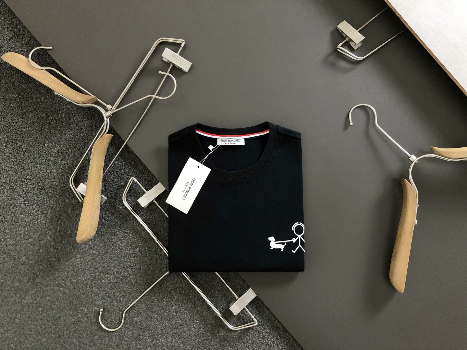 NO:155867,Tb**Fitting M-XXXL 25 Spring and Summer Top Classic Puppy Simple Draw Printed Hem Webbing Spliced ​​Slit Classic Short Sleeves, Exquisite craftsmanship, Top Elements Combination, Classic Short Sleeves 3 Flags, Fashionable Men, Whether it is the comfort of the upper body or the incomparable existence, it can be said to be a must-have for summer 170-135(M) -150(L) 178-160(XL) 180-170(XXL) 180-180(XXXL),,T-shirt,alexander wang19860909Tb**合身版型M-XXXL 25春夏顶级经典小狗简笔画印花下摆织带拼接开衩经典短袖,精致工艺专柜面料,顶级元素融合打造,经典短袖3标齐全,潮男时尚,无论是上身舒适度还是都是无可比拟的存在,可以说是夏日必备 170-135(M) -150(L) 178-160(XL)180-170(XXL) 180-180(XXXL),,T-shirt,alexander wang,Men's clothing