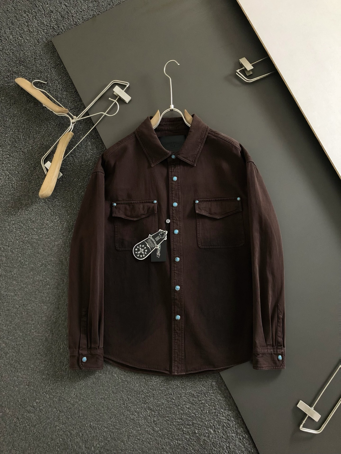 NO:155870,Ch* fit style S-Xl 25 spring and summer latest top brown denim fabric grandmother blue decorative hardware creates three-dimensional logo trendy brand stand-alone shirt jacket, top custom hardware series classic style top quality counter original single jacket, top production process imported fabric, counter embroidery splicing design, using imported high-end customized fabric, imported fabric feel first-class!  Official website for sale!  S-Xl, Jackets & coats,shirts,alexander wang19860909Ch*合身版型S-Xl 25春夏最新最顶级咖色牛仔面料祖母蓝装饰五金打造立体logo潮牌立领衬衫外套,顶级定制五金系列经典款最顶级的品质专柜原单外套,顶级制作工艺进口面料,专柜款刺绣拼接设计,采用进口高端订制面料,进口面料手感一流！官网在售！码数S-Xl,,jackets & coats,shirts,alexander wang,Men's clothing