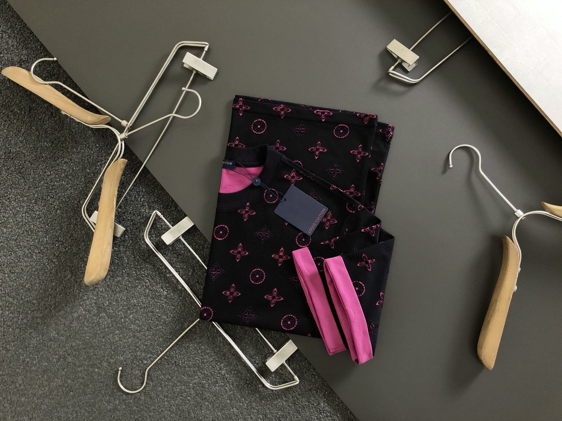 NO:155869,L brand* fitting M-XXXL 25 spring and summer top pink full-flower short sleeves, exquisite craftsmanship counter fabric, top-level elements fusion, classic short sleeves 3 specifications, trendy men's fashion, whether it is the comfort of the upper body or the incomparable existence, it can be said to be a must-have for summer 170-135(M) -150(L) 178-160(XL) 180-170(XXL) 180-180(XXXL),,T-shirt,alexander wang19860909L牌*合身版型M-XXXL 25春夏顶级粉色满幅烧花短袖,精致工艺专柜面料,顶级元素融合打造,经典短袖3标齐全,潮男时尚,无论是上身舒适度还是都是无可比拟的存在,可以说是夏日必备 170-135(M) -150(L) 178-160(XL)180-170(XXL) 180-180(XXXL),,T-shirt,alexander wang,Men's clothing