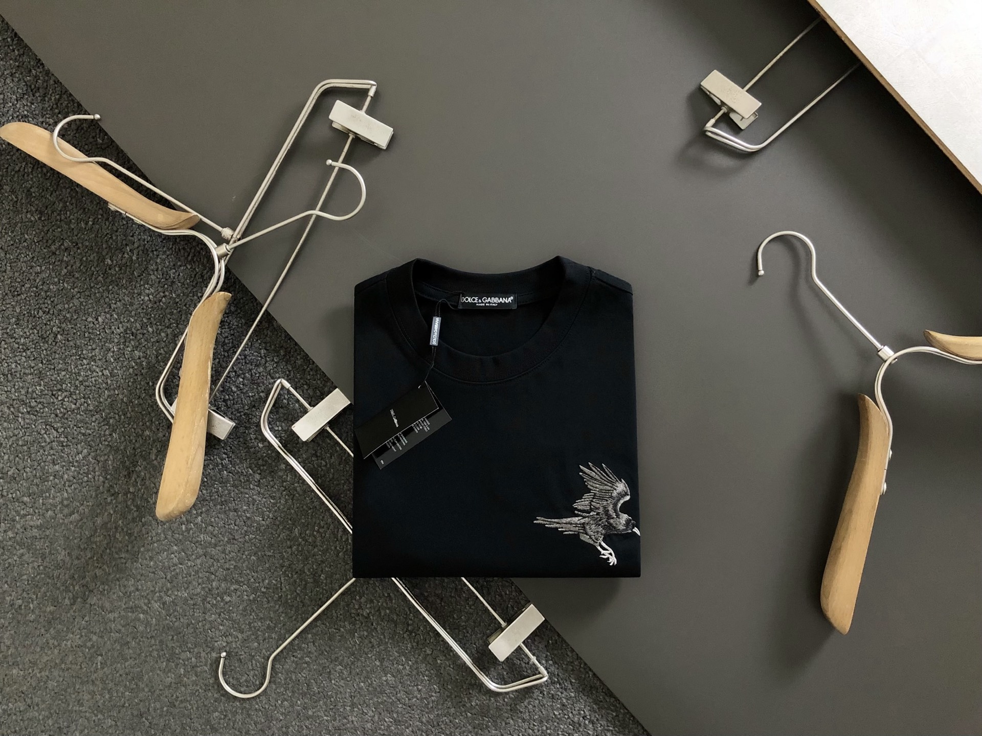 NO:155863,D&* fitting M-XXXL 25 spring and summer top eagle embroidery classic short sleeves, exquisite craftsmanship counter fabric, top-level elements fusion, classic short sleeves 3 specifications complete, trendy men's fashion, whether it is the comfort of the upper body or the incomparable existence, it can be said to be a must-have in summer 170-135(M) -150(L) 178-160(XL) 180-170(XXL) 180-180(XXXL), T-shirt,alexander wang19860909D&*合身版型M-XXXL 25春夏顶级老鹰刺绣经典短袖,精致工艺专柜面料,顶级元素融合打造,经典短袖3标齐全,潮男时尚,无论是上身舒适度还是都是无可比拟的存在,可以说是夏日必备 170-135(M) -150(L) 178-160(XL)180-170(XXL) 180-180(XXXL),,T-shirt,alexander wang,Men's clothing