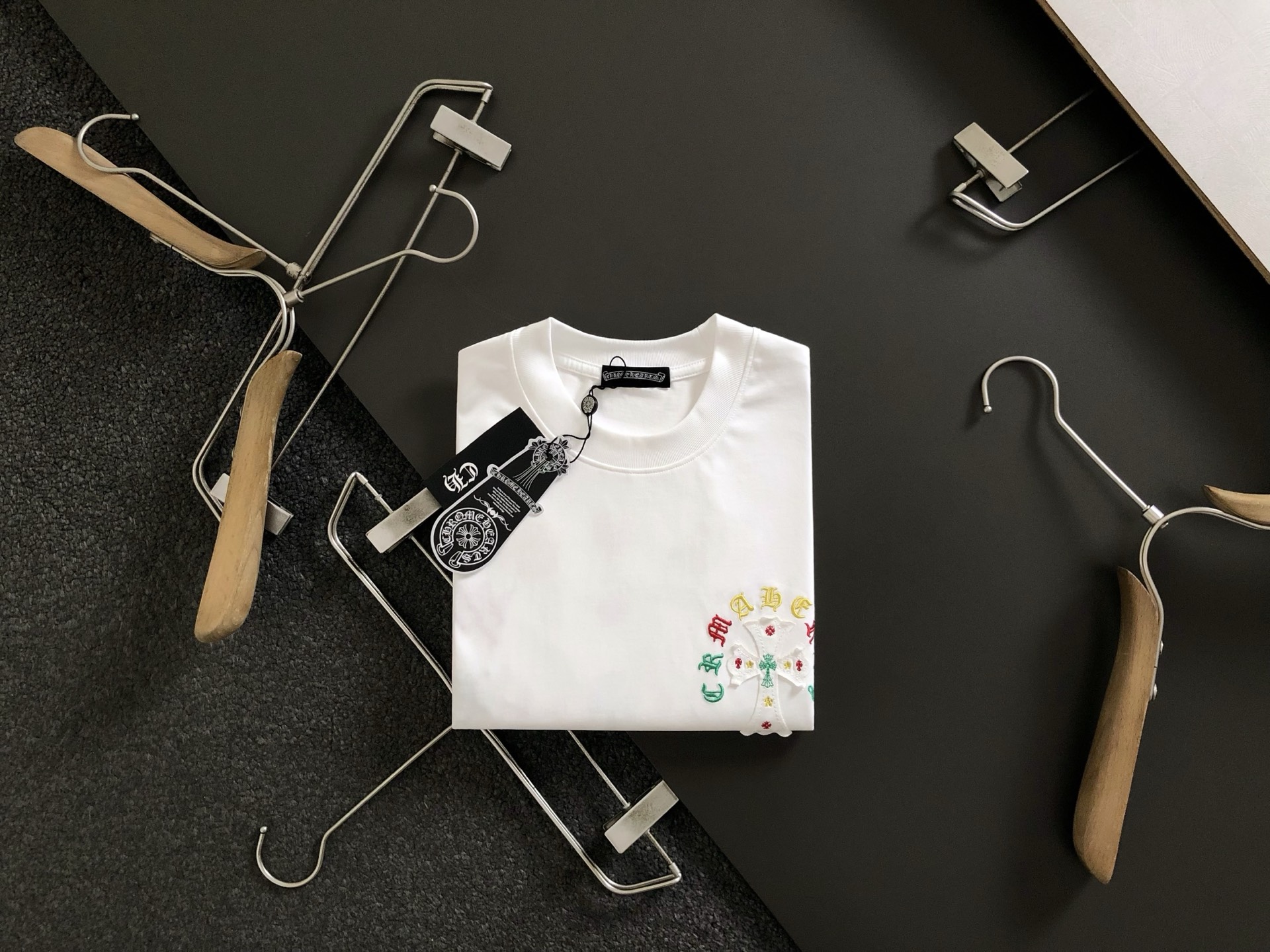 NO:155858,Ch* fit style S-Xl 25 early spring latest cross Sanskrit embroidery front and back corresponding logo, integrating high-tech heavy short sleeves, high-end quality counter original single round collar assistance, top-level production craft imported fabric, unique design of the counter model, using imported high-end custom imported silk thread with first-class feel!  Official website for sale!  S-Xl, T-shirt, alexander wang19860909Ch*合身版型S-Xl 25早春最新十字梵文刺绣前后幅对应logo 融合高工艺重磅短袖,高端品质专柜原单圆领援助,顶级制作工艺进口面料,专柜款独特设计,采用进口高端订制进口丝线手感一流！官网在售！码数S-Xl,,T-shirt,alexander wang,Men's clothing