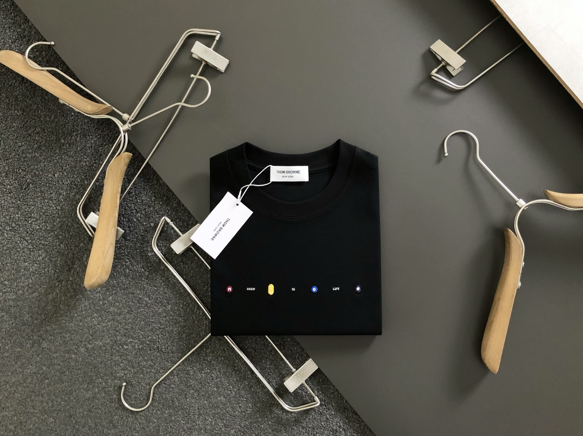 NO:155853,Tb**Fitting M-XXXL 25 spring and summer top color embroidered hem webbing splicing slit classic short sleeves, exquisite craftsmanship counter fabric, top-level elements fusion, classic short sleeves 3 specifications, trendy men's fashion, whether it is the comfort of the upper body or the incomparable existence, it can be said to be a must-have for summer 170-135(M) -150(L) 178-160(XL) 180-170(XXL) 180-180(XXXL),,T-shirt,alexander wang19860909Tb**合身版型M-XXXL 25春夏顶级彩色刺绣下摆织带拼接开衩经典短袖,精致工艺专柜面料,顶级元素融合打造,经典短袖3标齐全,潮男时尚,无论是上身舒适度还是都是无可比拟的存在,可以说是夏日必备 170-135(M) -150(L) 178-160(XL)180-170(XXL) 180-180(XXXL),,T-shirt,alexander wang,Men's clothing