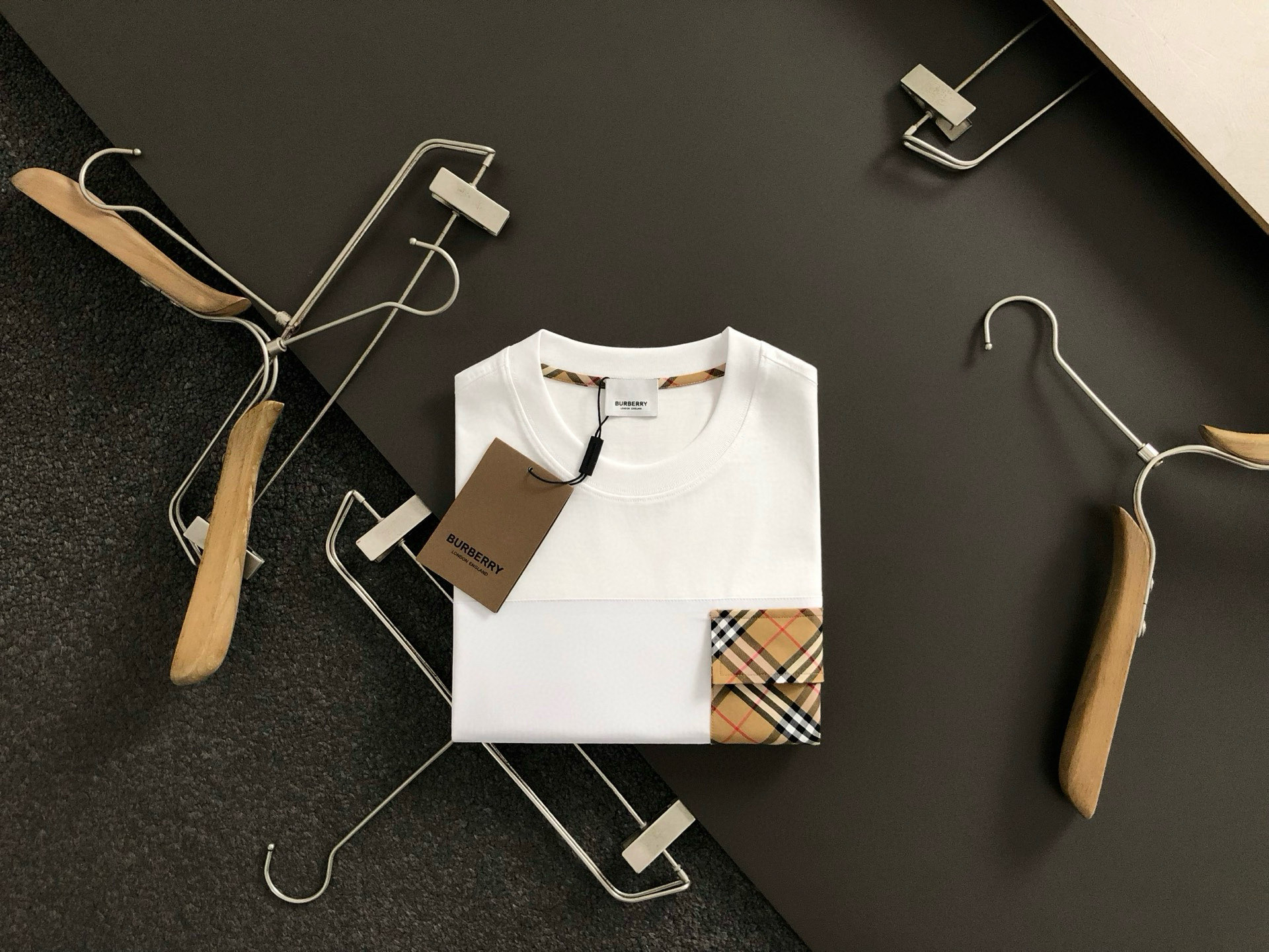 NO:155888,BBR* micro-wide version M-XXXL 25 spring and summer top black double fabric splicing plaid pocket knight embroidery exquisite craftsmanship counter fabric heavy short sleeves, top elements fusion create, classic short sleeves 3 specifications complete, trendy men's fashion, whether it is the comfort of the upper body or the incomparable existence, it can be said to be a must-have in summer 170-(M) -150(L) 178-160(XL) 180-170(XXL) 180-180(XXXL),,T-shirt,alexander wang19860909BBR*微宽版型M-XXXL 25春夏顶级黑色双面料拼接格纹口袋骑士刺绣精致工艺专柜面料重磅短袖,顶级元素融合打造,经典短袖3标齐全,潮男时尚,无论是上身舒适度还是都是无可比拟的存在,可以说是夏日必备 170-(M) -150(L) 178-160(XL)180-170(XXL) 180-180(XXXL),,T-shirt,alexander wang,Men's clothing